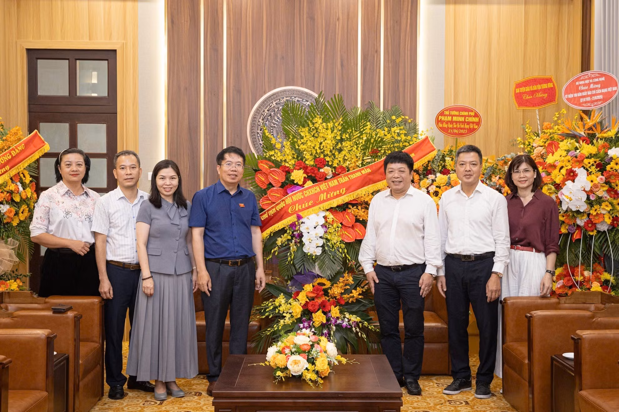 Nguyen Van Hien, subjefe de la Oficina Parlamentaria, felicita al personal de Nhan Dan.