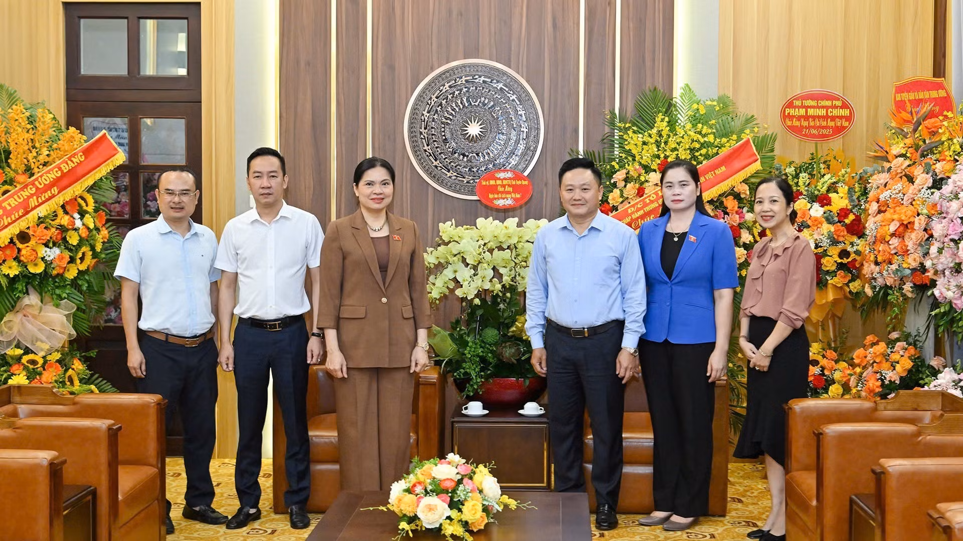 Una delegación del Comité del Partido en Tuyen Quang y el Comité Popular de esa provincia, encabezada por Ha Thi Nga, secretaria de la instancia partidista local, felicita a Nhan Dan por la fecha.