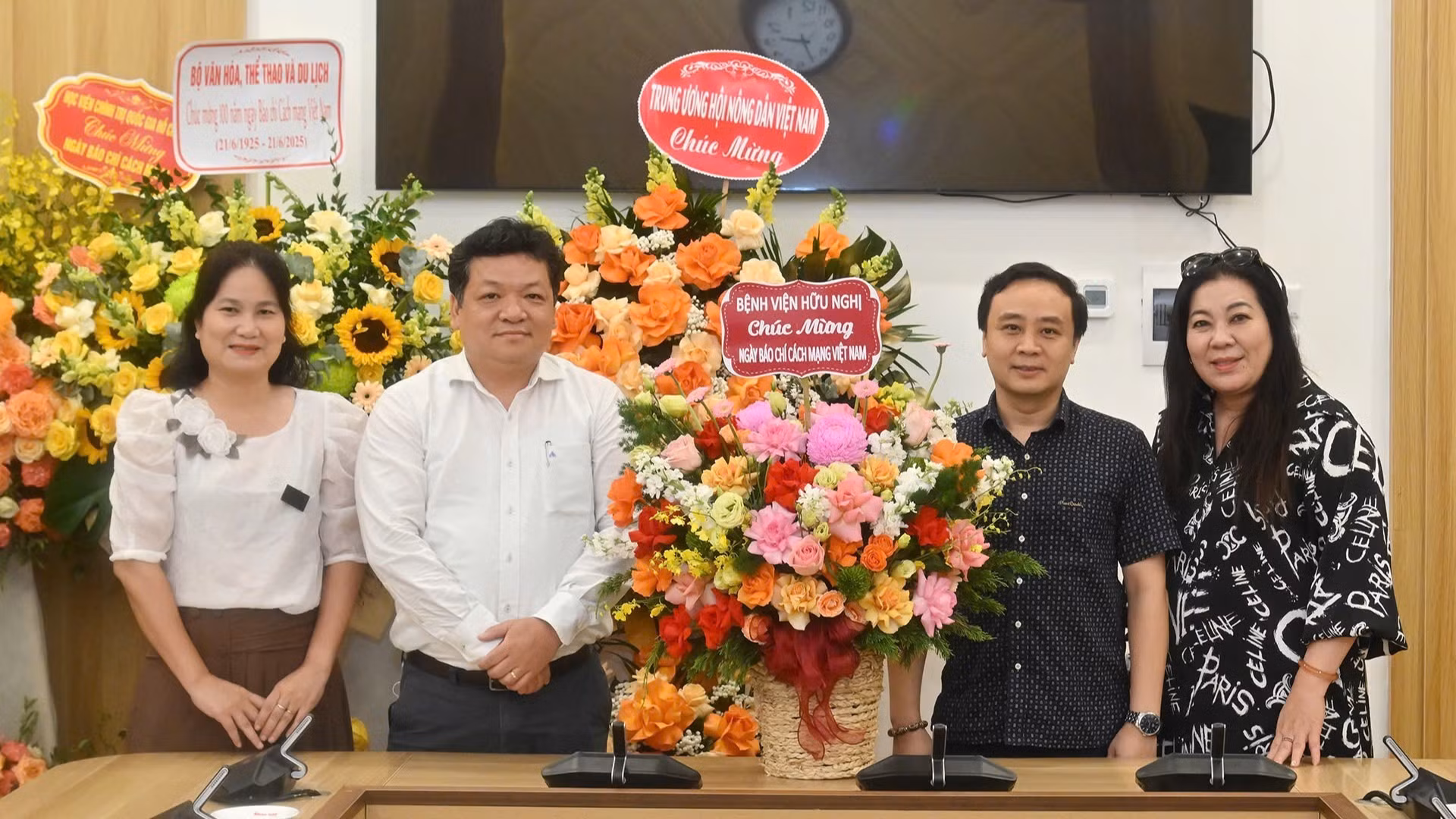 El Hospital de Amistad, representado por su vicedirector Bui Long, envía sus felicitaciones a Nhan Dan.