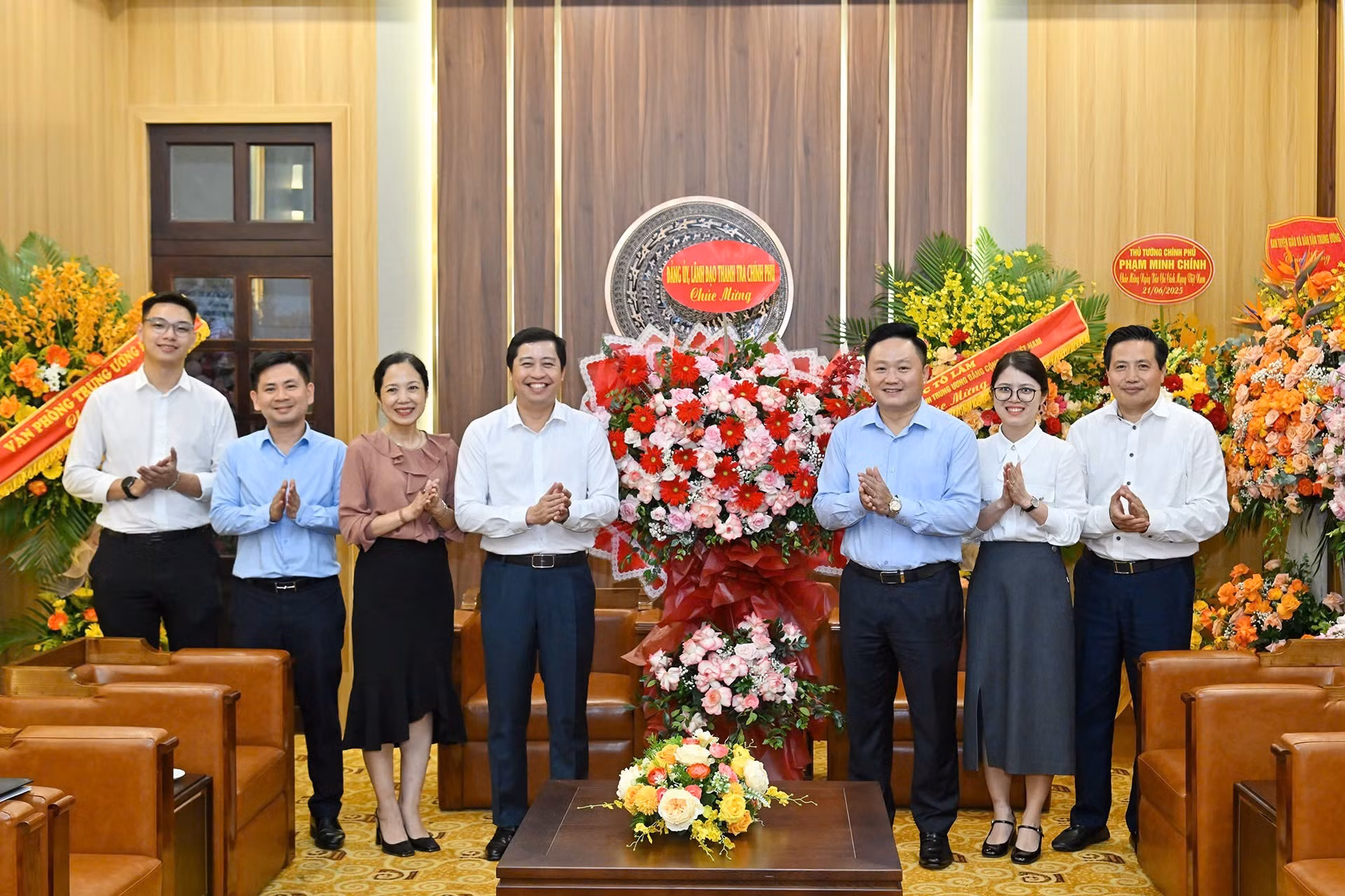 El inspector general adjunto del Gobierno, Duong Quoc Huy, congratula al personal de Nhan Dan.