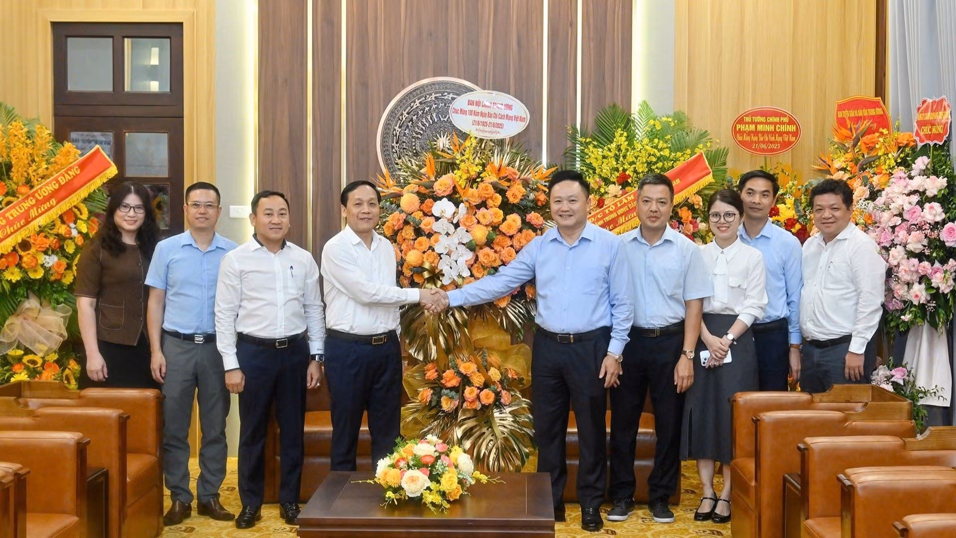 Nguyen Thanh Hai, subjefe de la Comisión de Asuntos Internos del Comité Central del Partido, da la enhorabuena a Phan Van Hung, redactor subjefe del periódico Nhan Dan.
