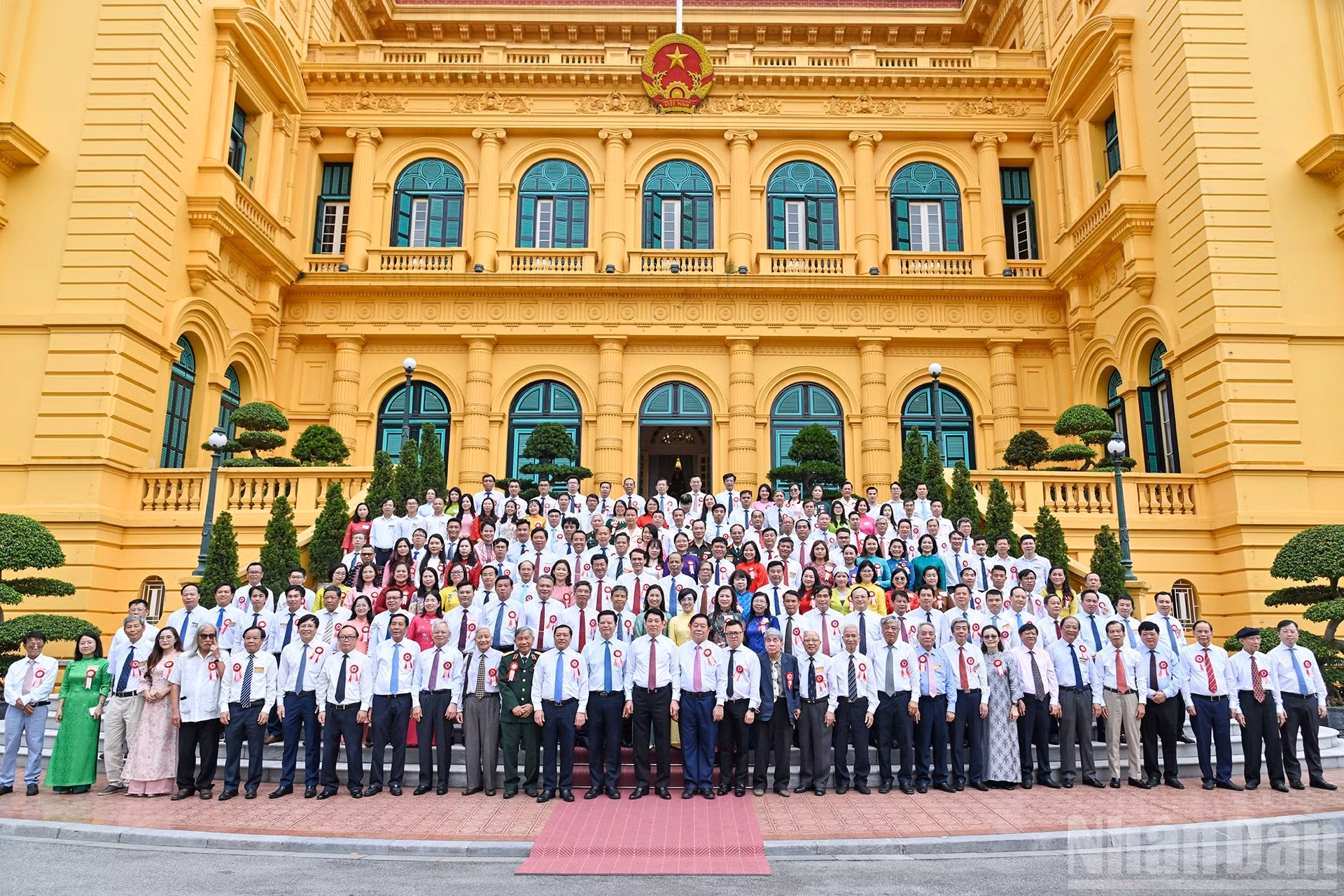El presidente Luong Cuong y los periodistas participantes.