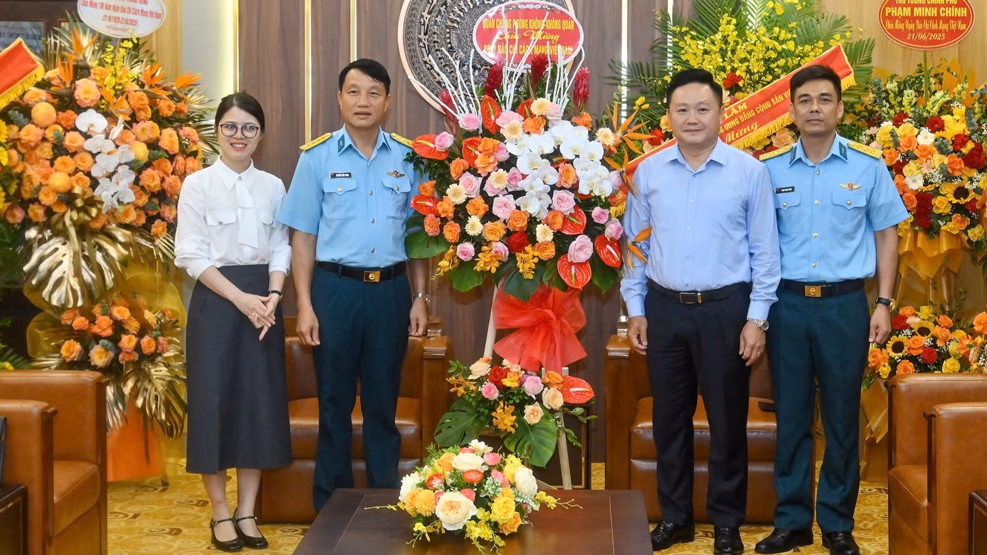 Una delegación de la Fuerza de Defensa Aérea y Antiaérea, encabezada por el coronel Nguyen Huu Toan, visita la sede de Nhan Dan con motivo de la efeméride.