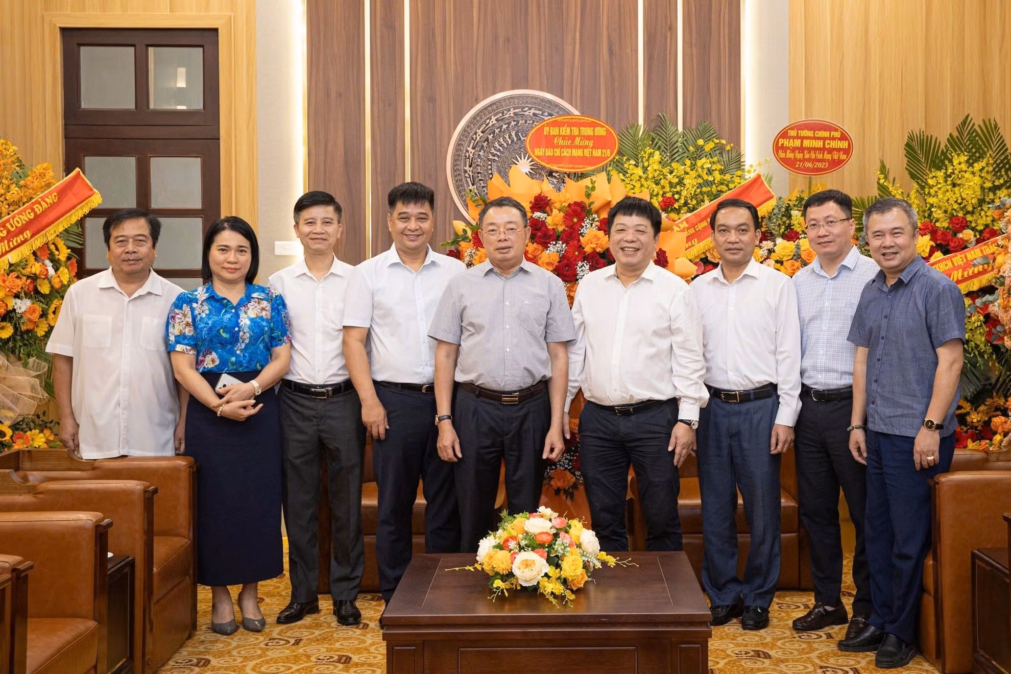 La delegación de la Comisión de Control Disciplinario del Comité Central del Partido estuvo encabezada por el subjefe del ente Hoang Van Tra.