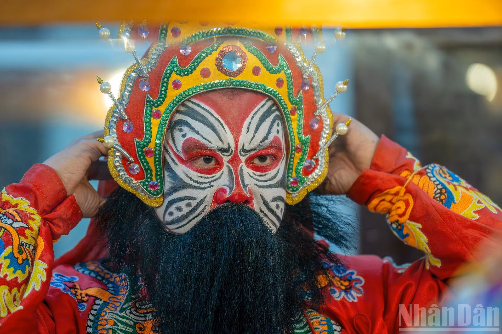 Si bien es llamativa por sus diversos colores, la máscara y su combinación con las expresiones faciales del artista resultan en una obra vívida.