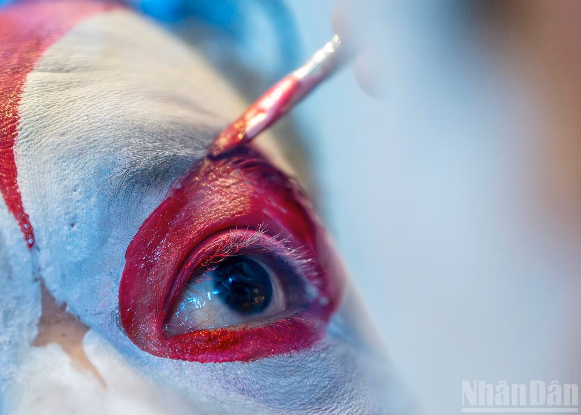 Un artista hace el maquillaje en el “tuong” de Binh Dinh.