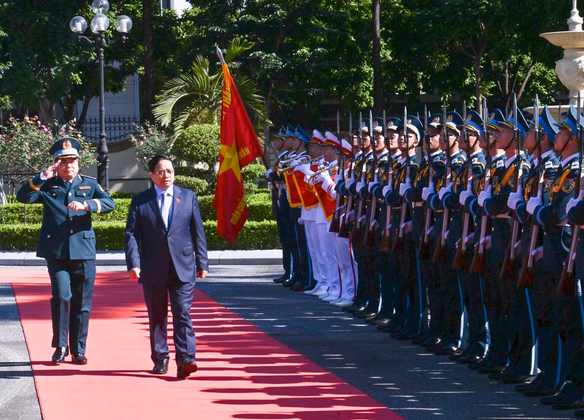 El primer ministro Pham Minh Chinh pasa revista a la guardia de honor del Ejército Popular de Vietnam.