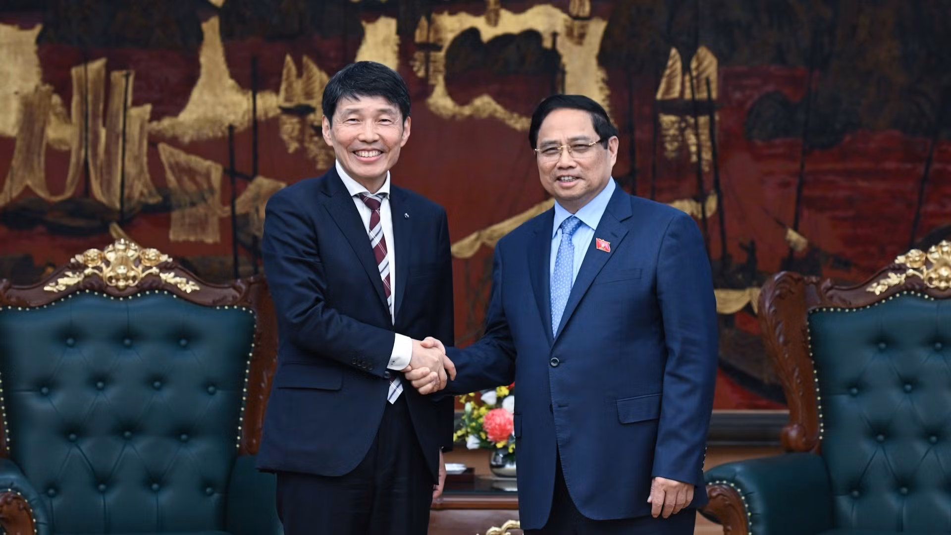 El primer ministro de Vietnam, Pham Minh Chinh (derecha), recibe al gobernador de la prefectura japonesa de Gunma, Yamamoto Ichita.