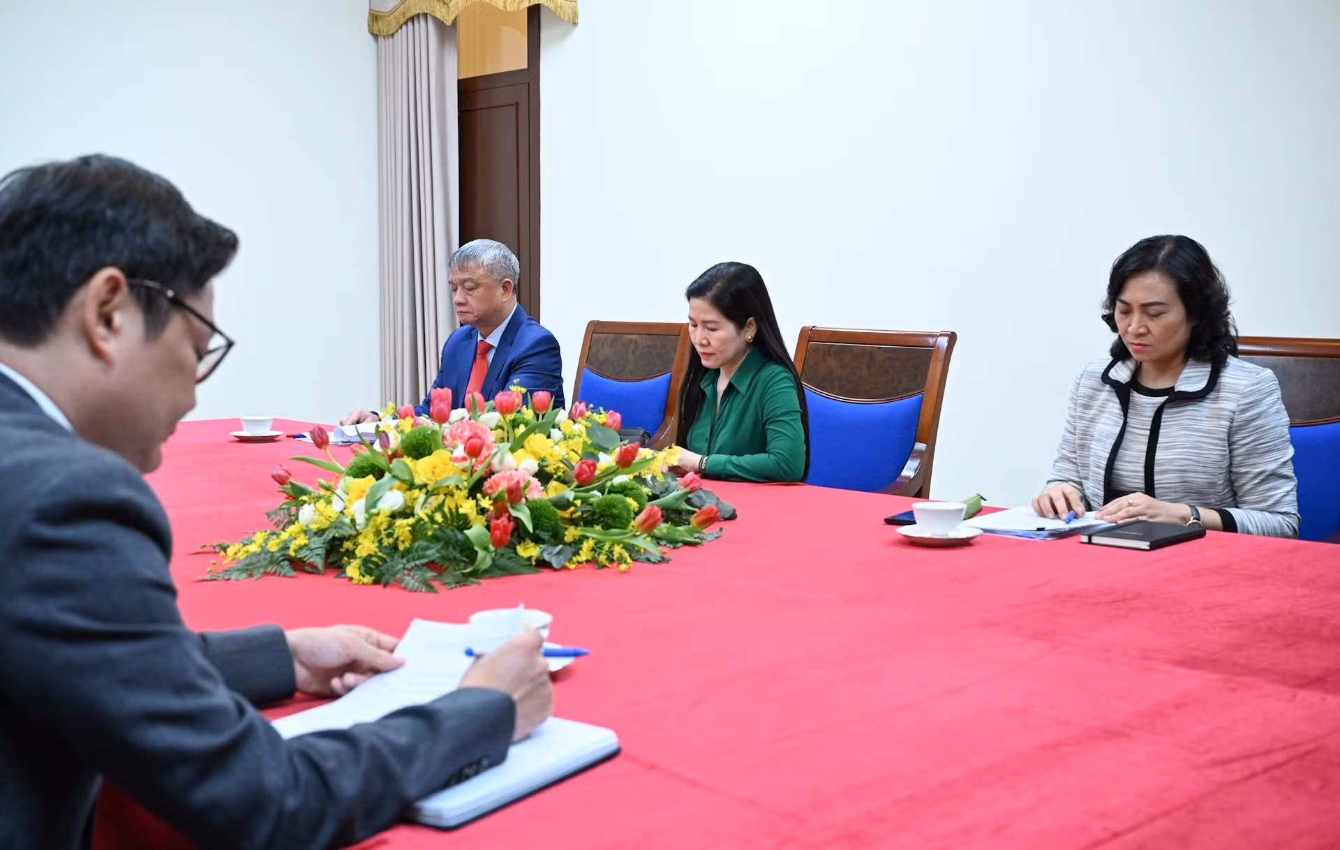 Representantes de ministerios y ramas del Gobierno vietnamita en la actividad.