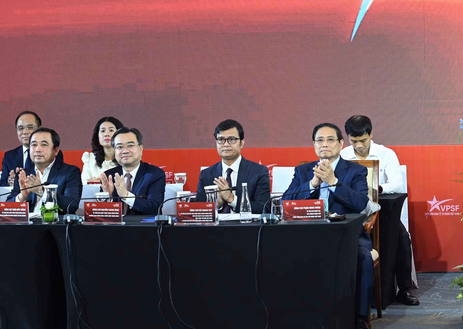 El premier Pham Minh Chinh y delegados a la reunión.