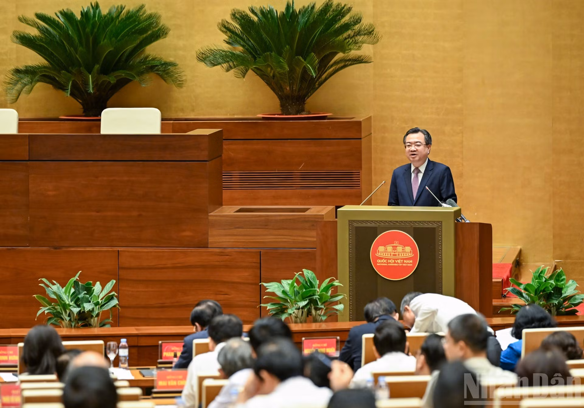 Nguyen Thanh Nghi, miembro del Comité Central del PCV y jefe de su Comisión de Políticas y Estrategias, analiza “Contenidos clave de la Resolución 70-NQ/TW fechada el 20 de agosto de 2025 del Buró Político acerca del mantenimiento de la seguridad energética nacional hasta 2030, con visión hacia 2045 y el Programa de acción para su implementación”.