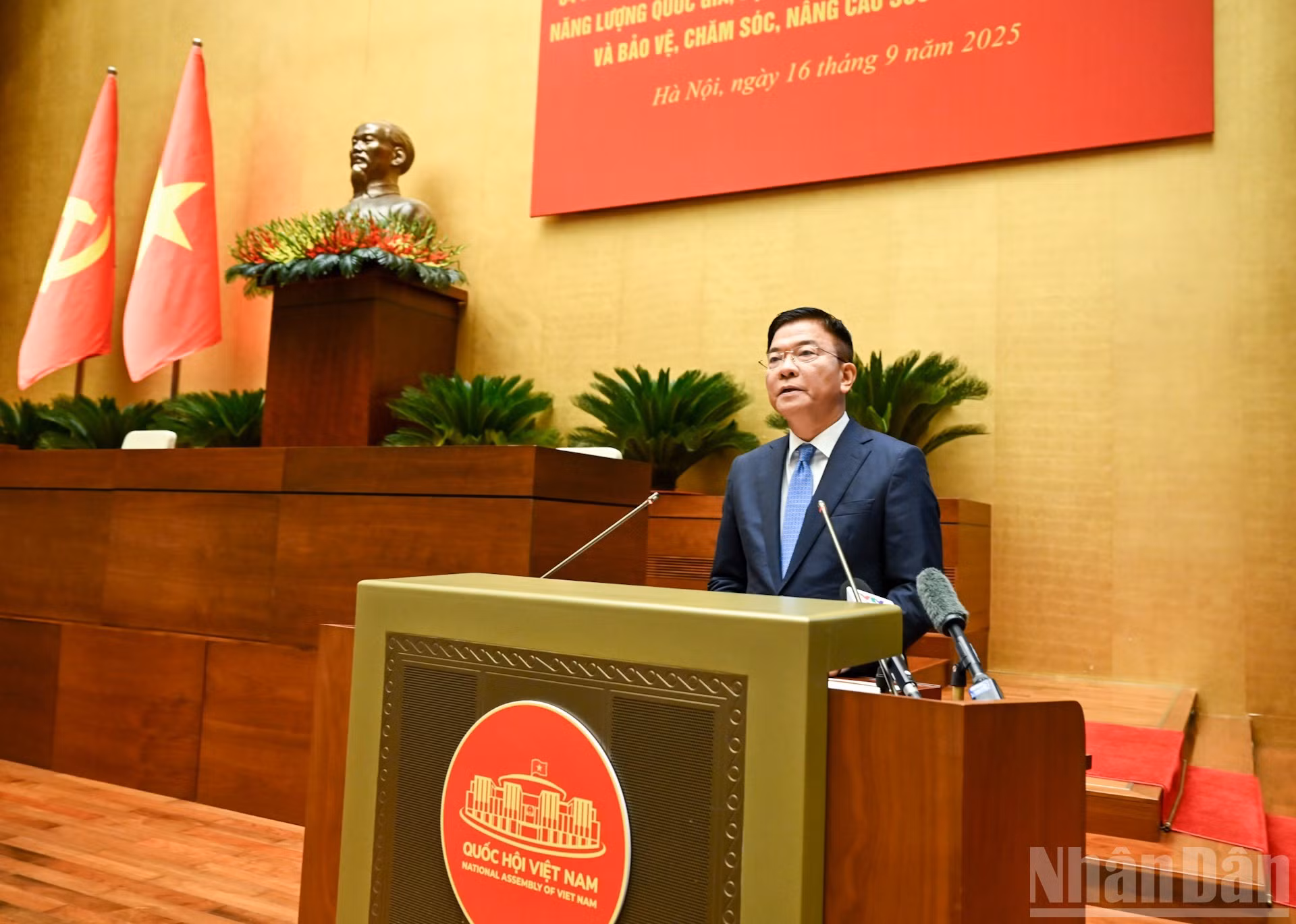 Le Thanh Long, miembro del Comité Central del PCV y viceprimer ministro, habla del tema “Contenidos clave de la Resolución 72-NQ/TW fechada el 9 de septiembre de 2025 del Buró Político sobre fortalecimiento de la protección y la mejora de la salud del pueblo y el Programa de acción para su implementación”.