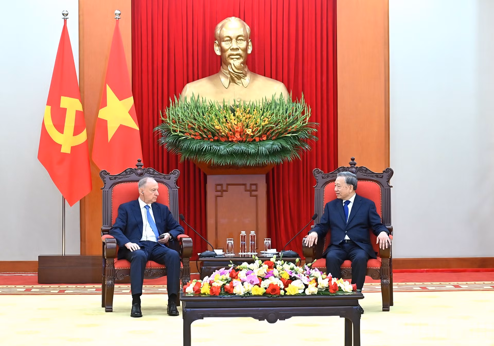 El secretario general del PCV, To Lam, conversa con Nikolai Patrushev, asistente del presidente ruso y jefe del Consejo Marítimo de la Federación de Rusia.