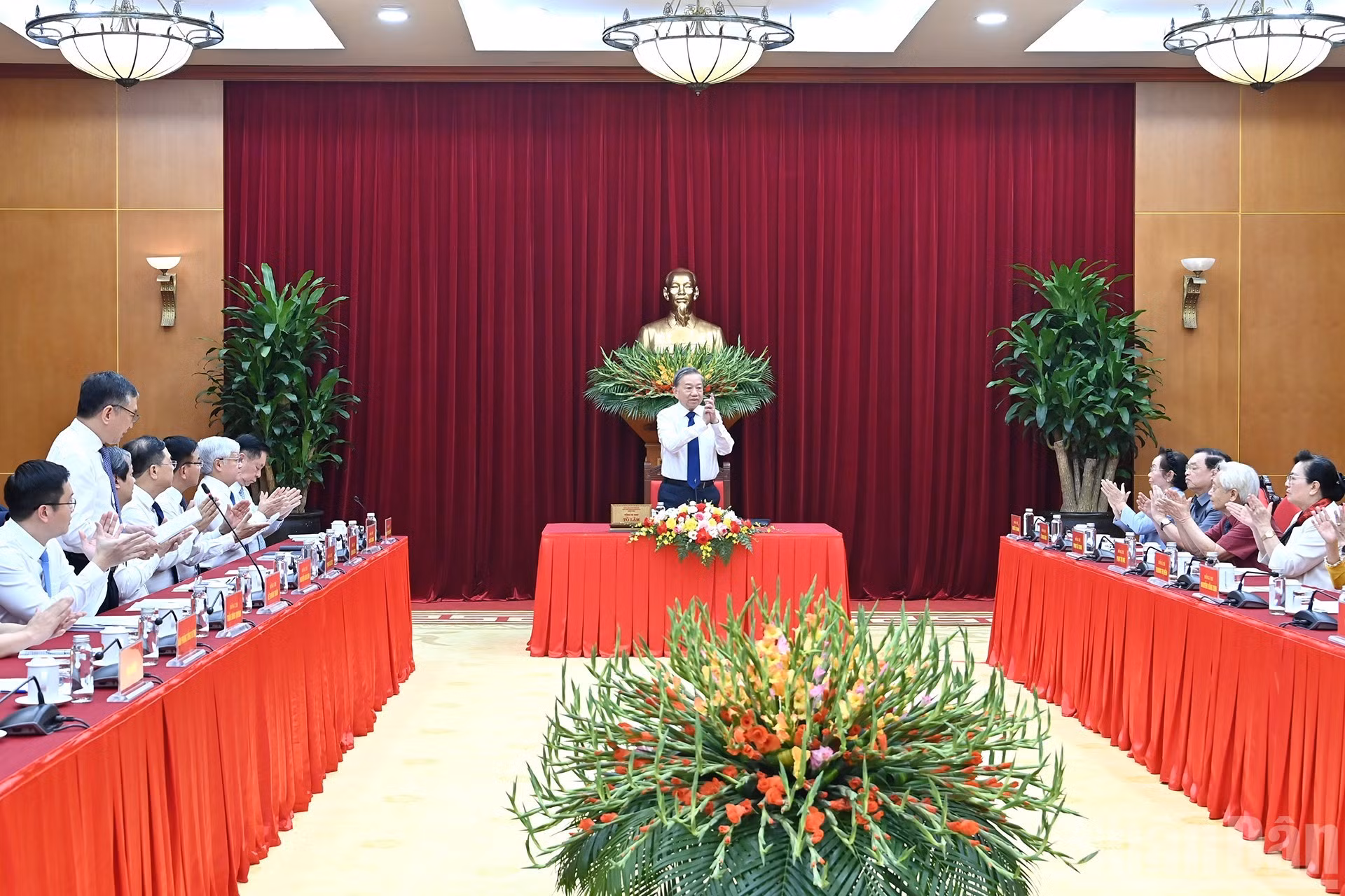 El secretario general del Partido Comunista de Vietnam, To Lam, preside la reunión.