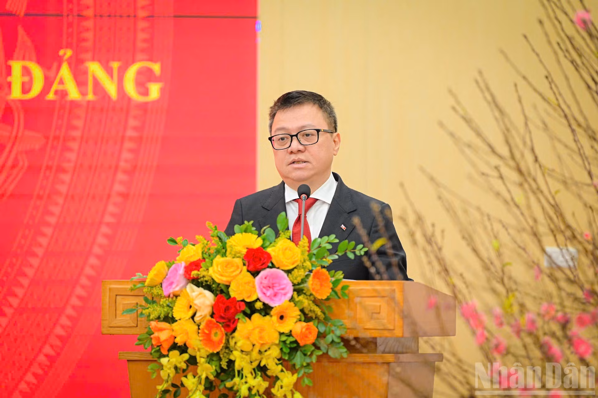 Le Quoc Minh, miembro del Comité Central del Partido, miembro de la Junta Permanente del Comité del PCV de las agencias centrales del Partido, secretario del Comité del PCV de Nhan Dan, presidente-editor de Nhan Dan, subjefe de la Comisión de Propaganda y Movilización de Masas del Comité Central del PCV y titular de la Asociación de Periodistas del país, pronuncia un discurso.