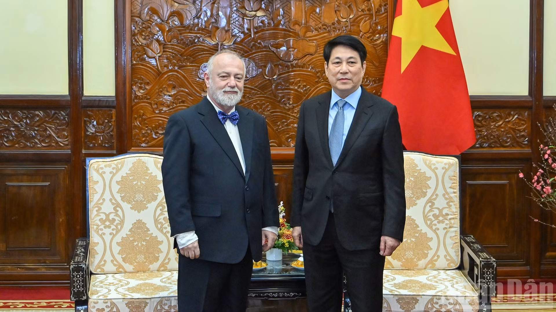 El presidente de Vietnam, Luong Cuong (derecha), y el embajador saliente de la República Checa, Hynek Kmonicek.