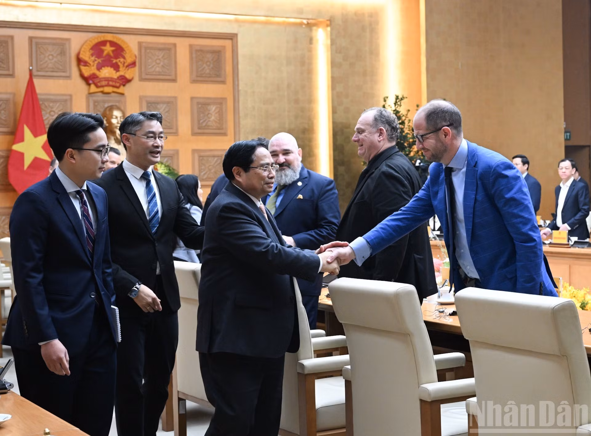 El primer ministro de Vietnam, Pham Minh Chinh, y empresarios suizos.