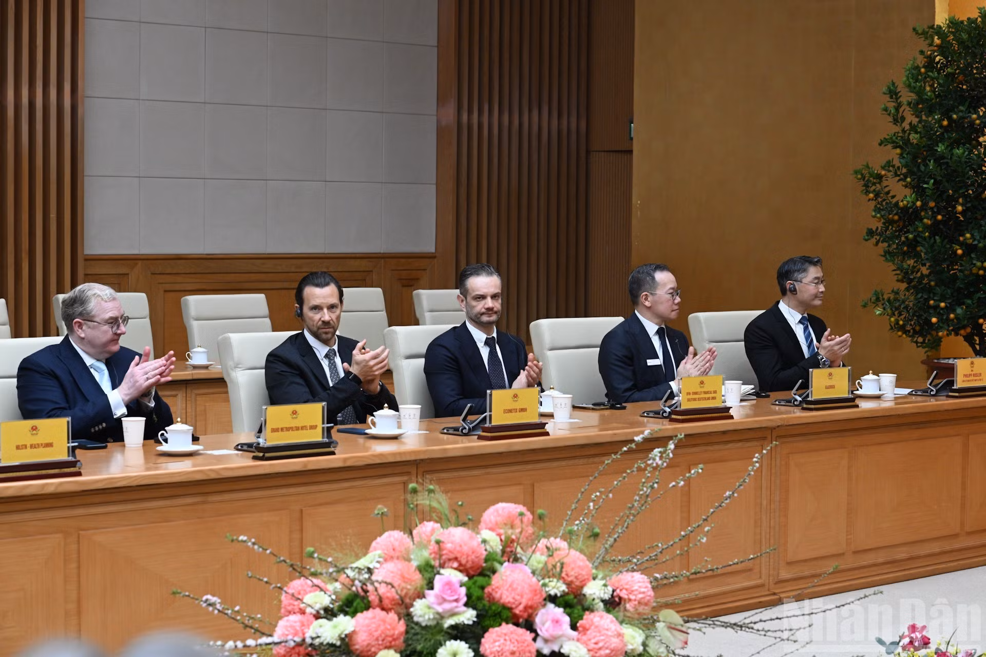 Miembros de la delegación empresarial encabezada por el doctor Philipp Rösler, presidente del Foro Económico Suiza-Vietnam.