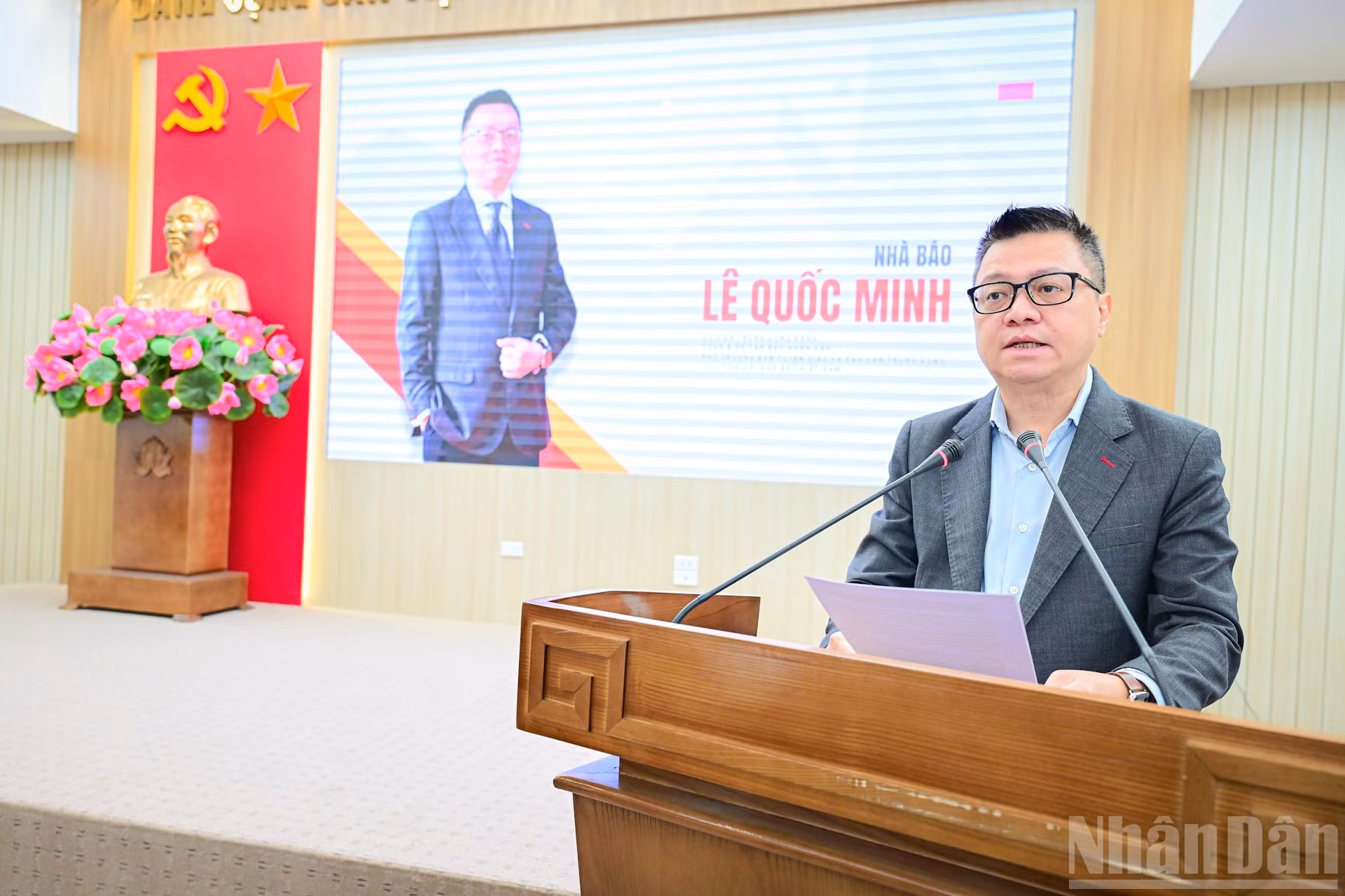 Le Quoc Minh, miembro del Comité Central del Partido Comunista de Vietnam y subjefe de su Comisión de Propaganda y Movilización de Masas, presidente-editor de Nhan Dan y titular de la Asociación de Periodistas del país, interviene en el evento.