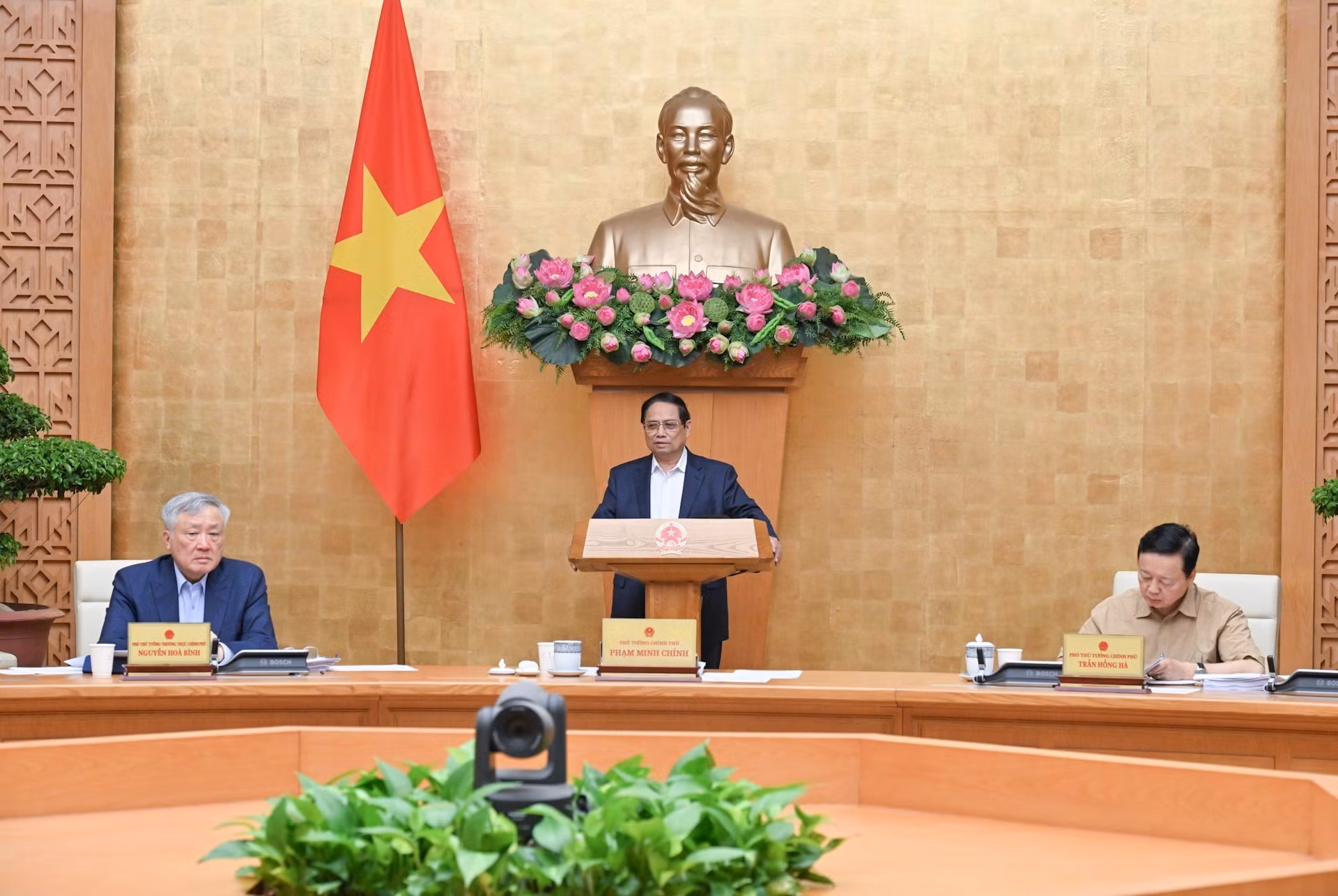 [Foto] Premier vietnamita preside reunión gubernamental de junio