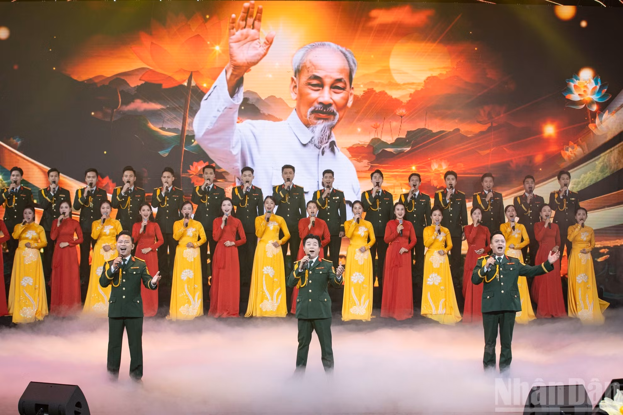 Las actuaciones en el programa son interpretadas por el personal de teatros, universidades y delegaciones artísticas militares.
