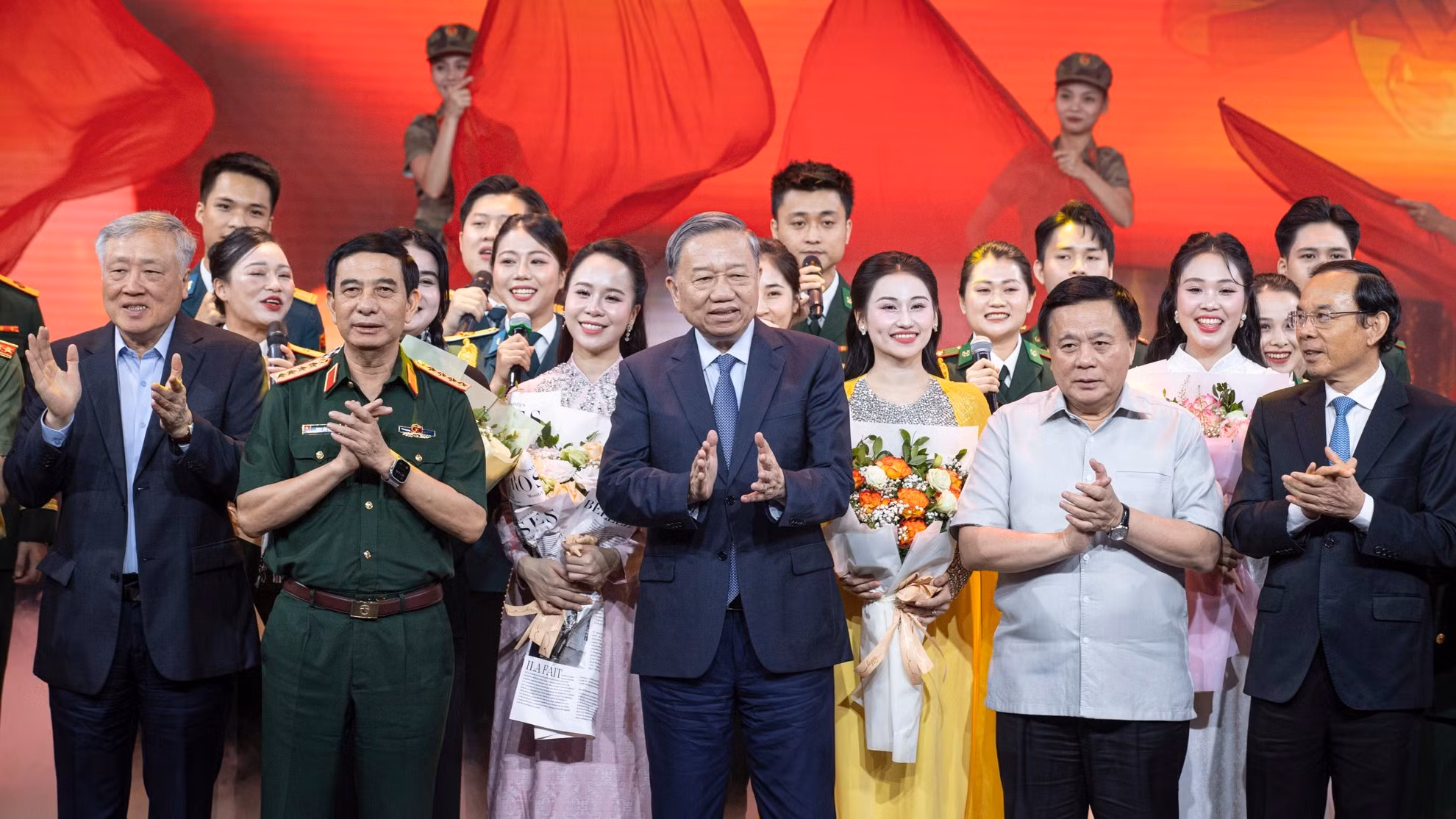 [Foto] Líder del PCV asiste a programa artístico por decenio de aprendizaje del pensamiento de Ho Chi Minh