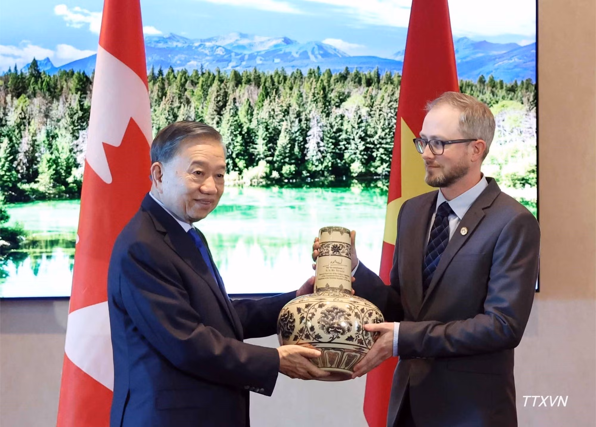 El secretario general del Partido Comunista de Vietnam y presidente del país, To Lam, entrega un regalo de recuerdo al secretario general del Partido Comunista de Canadá, Drew Garvie.
