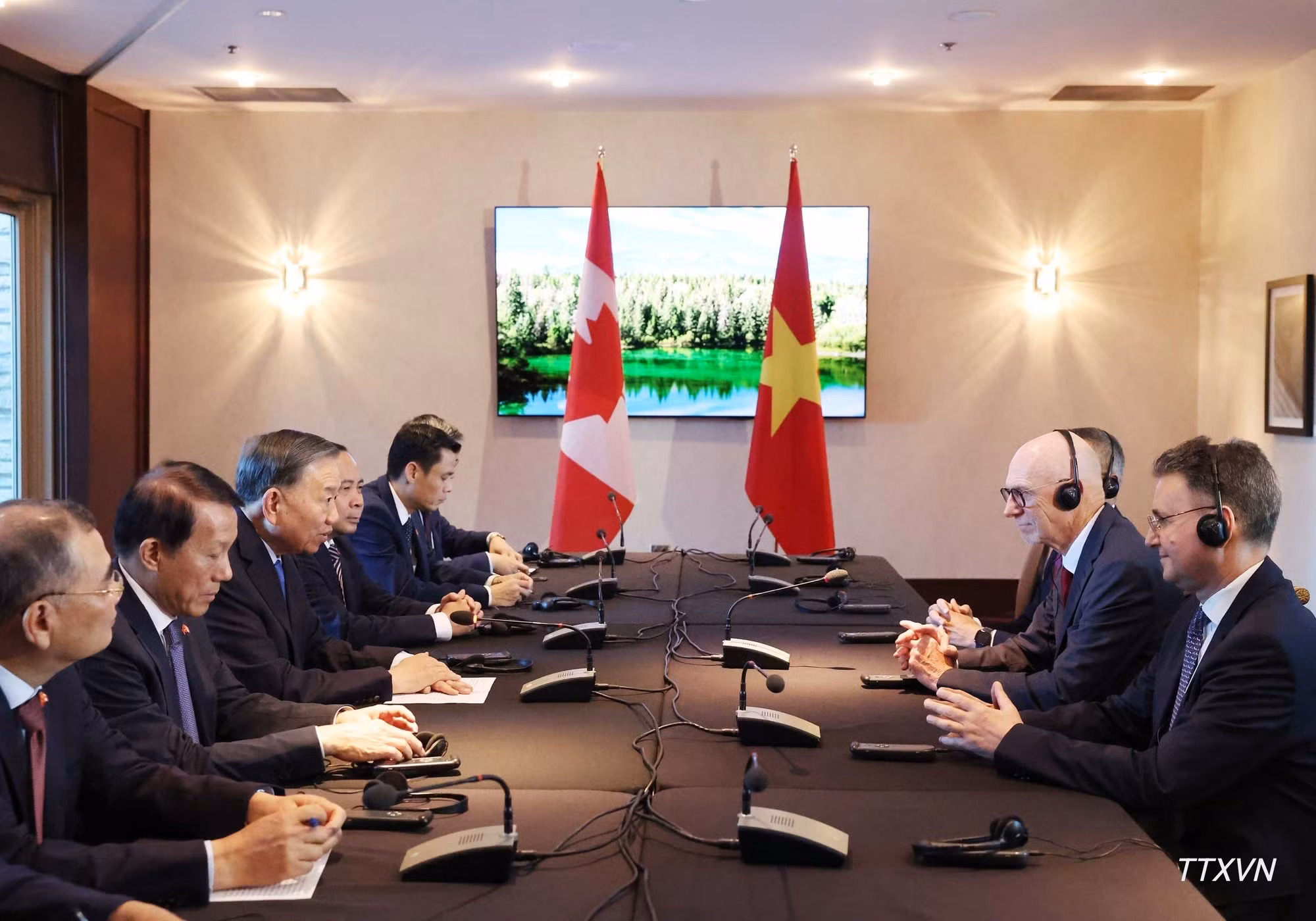 Vista de la conversación entre el secretario general del Partido Comunista y presidente de Vietnam, To Lam, y el profesor Graham Carr, rector de la Universidad Concordia de Canadá.