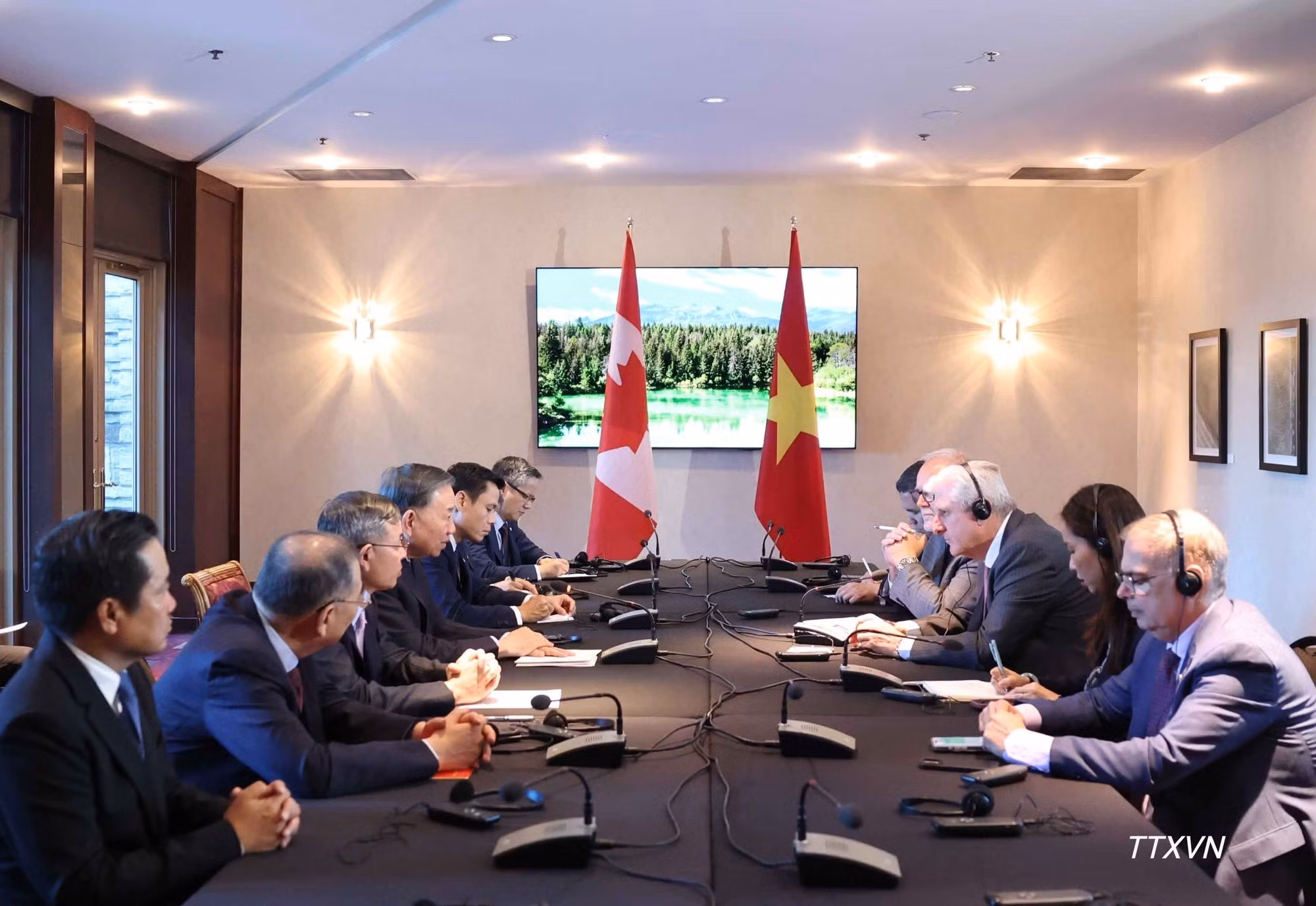 El secretario general del Partido Comunista y presidente de Vietnam, To Lam, conversa con el presidente y director ejecutivo de AtkinsRéalis, Ian L. Edwards.