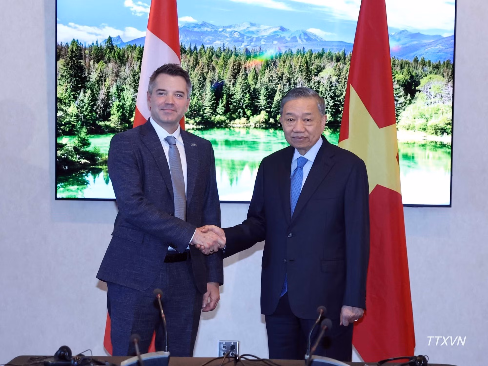 El secretario general del Partido Comunista y presidente de Vietnam, To Lam, recibe al presidente de Aviación Civil del grupo CAE, Alexandre Prevost.