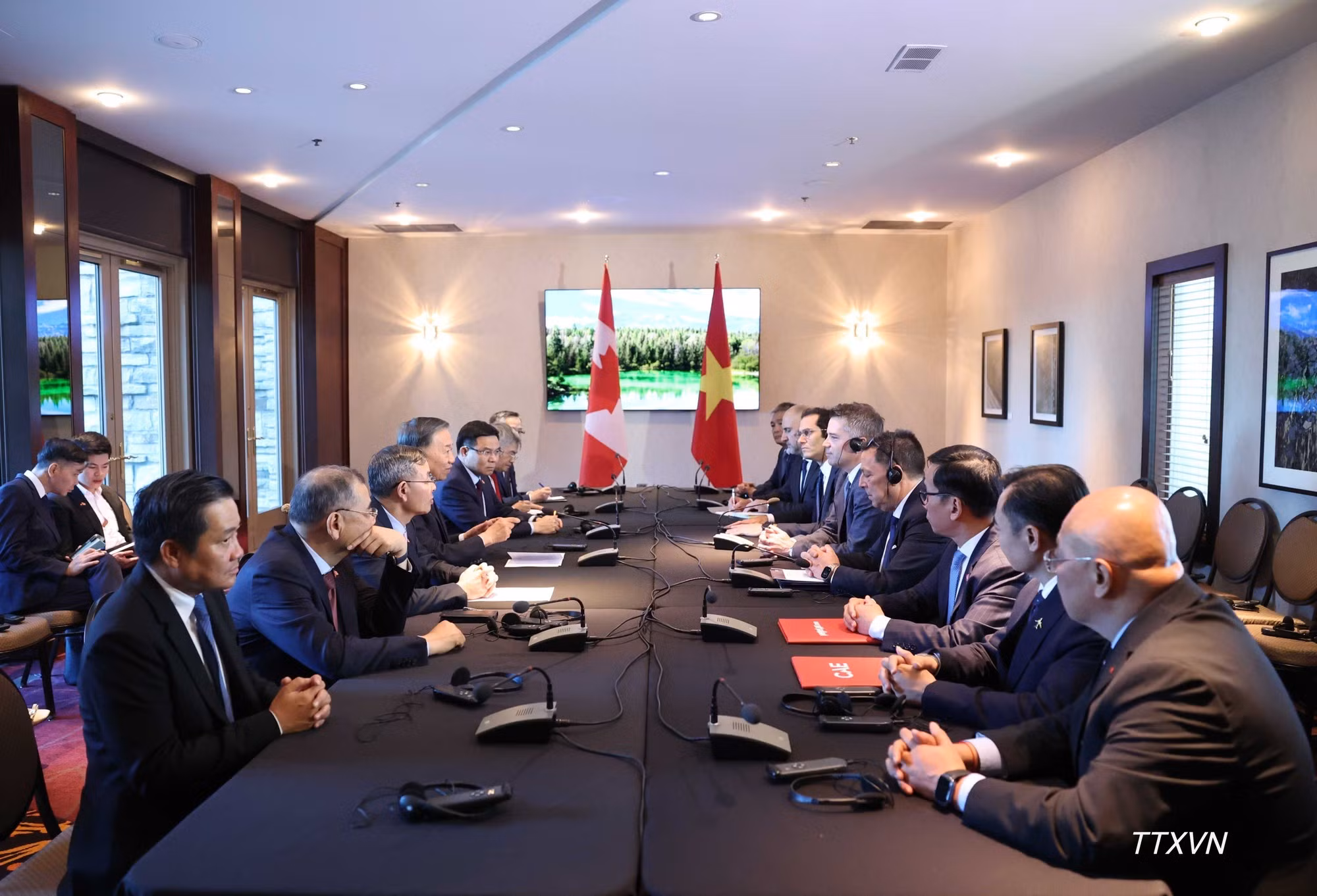 Vista de la reunión entre el secretario general del Partido Comunista y presidente de Vietnam, To Lam, y el presidente de Aviación Civil del grupo CAE, Alexandre Prevost.