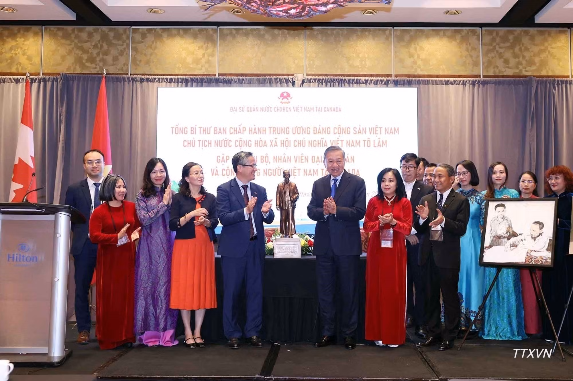 El secretario general del Partido Comunista y presidente de Vietnam, To Lam, entrega a la embajada en Ottawa una estatuilla del Presidente Ho Chi Minh.