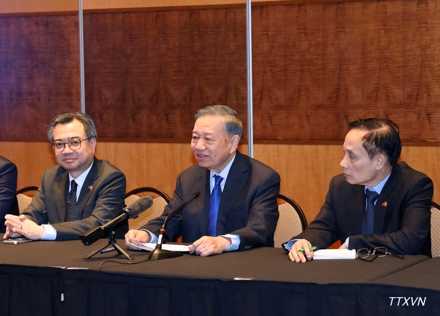 El secretario general del Partido Comunista y presidente de Vietnam, To Lam, da palabras.