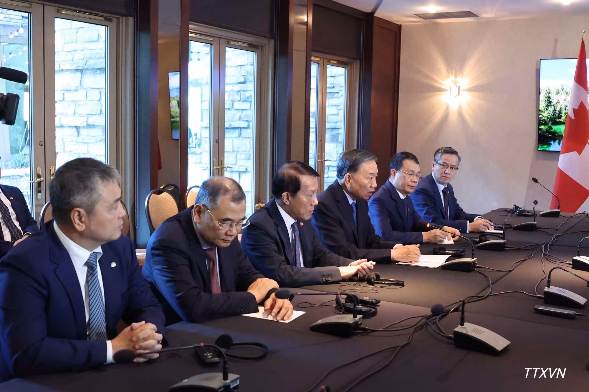 El secretario general del Partido Comunista y presidente de Vietnam, To Lam, conversa con el titular del Consejo de la OACI, Toshiyuki Onuma.