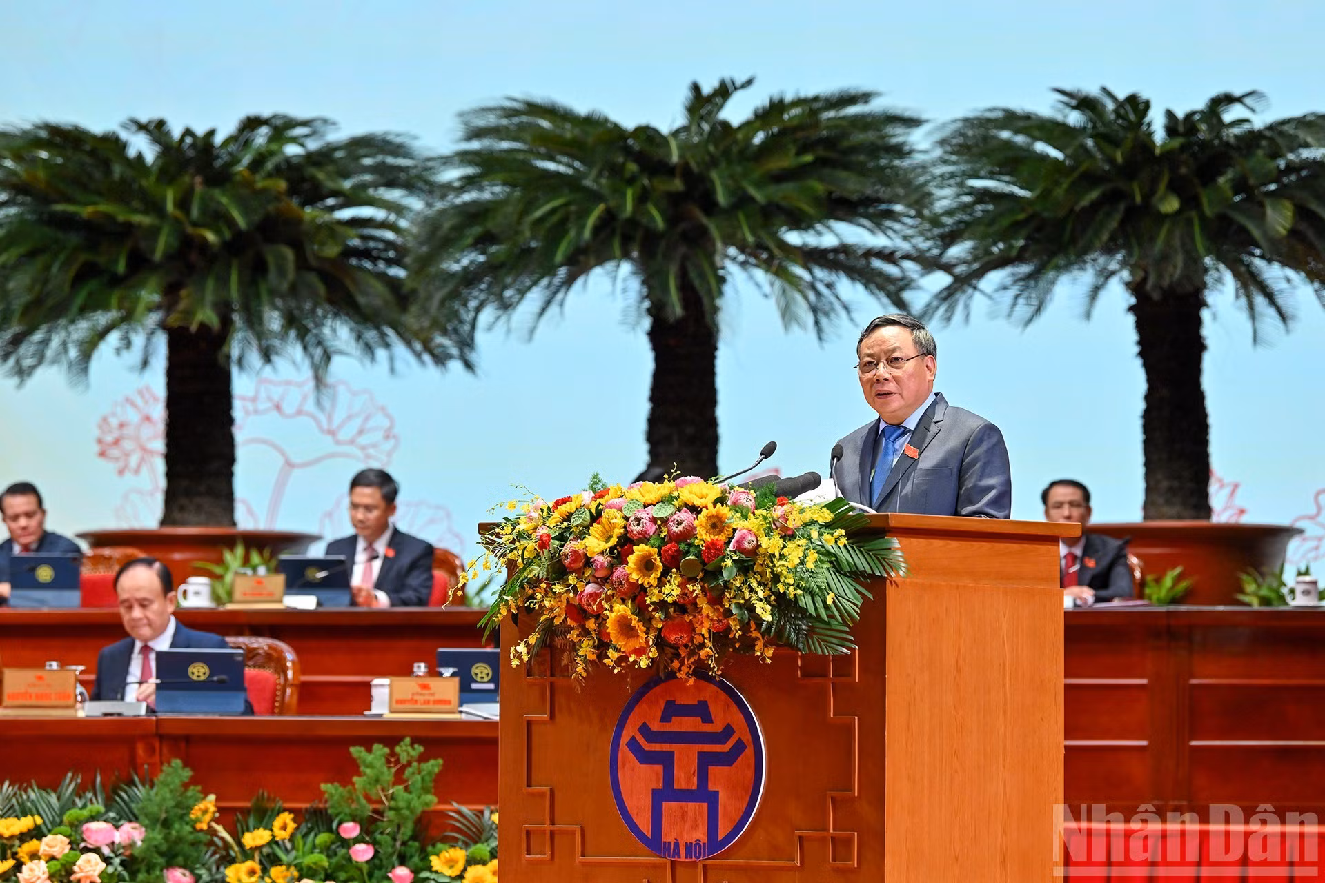 El vicesecretario permanente del Comité del PCV en Hanói, Nguyen Van Phong, lee el Informe político de la asamblea.