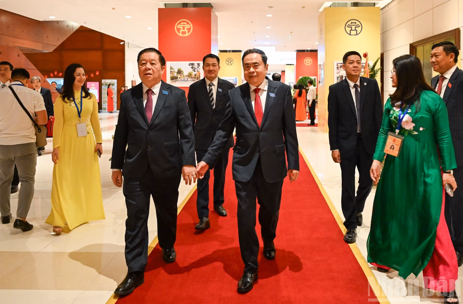 El presidente de la Asamblea Nacional de Vietnam, Tran Thanh Man (derecha), llega al lugar del evento.