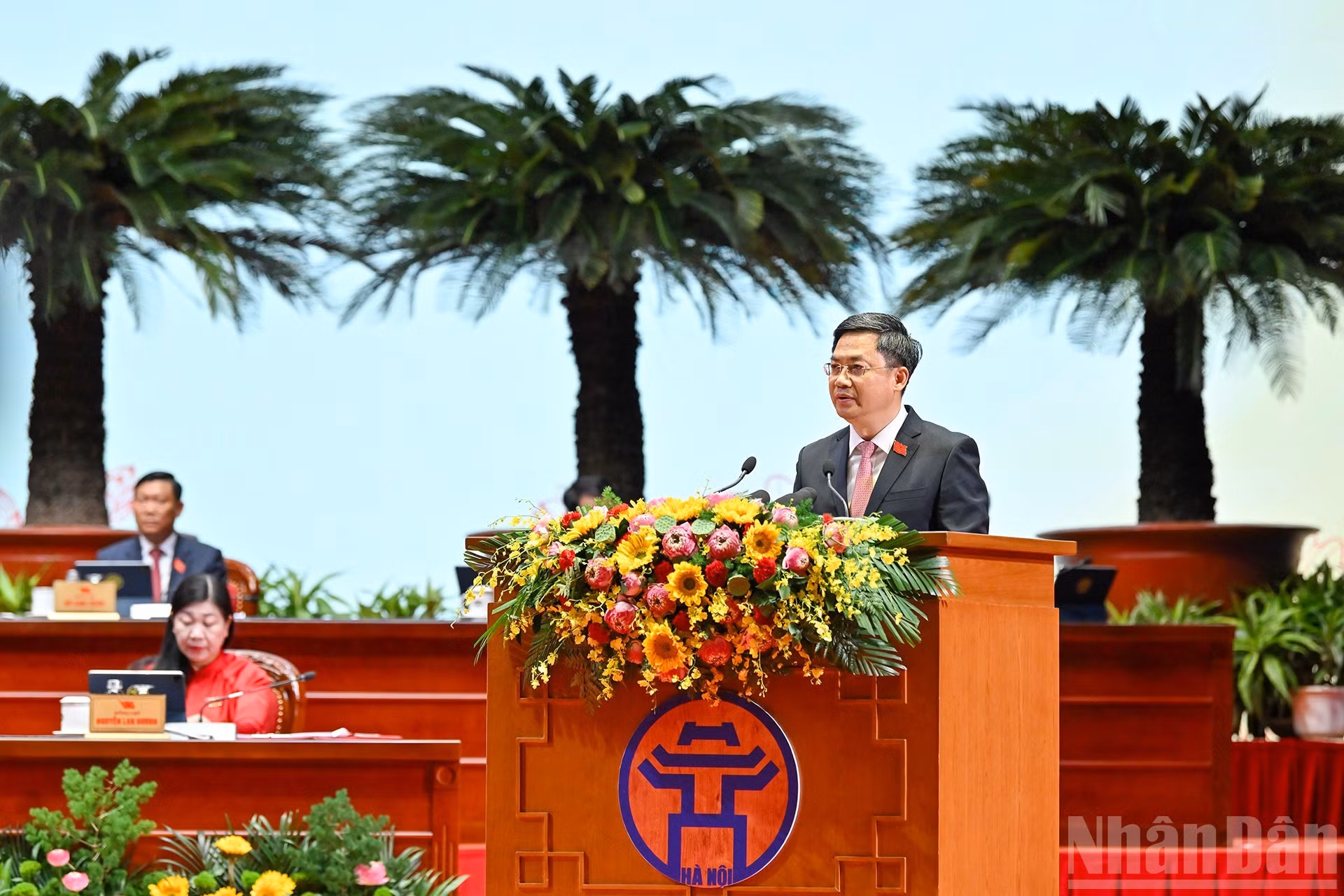 El jefe de la Comisión de Organización del Comité del PCV en Hanói, Ha Minh Hai, presenta una ponencia.