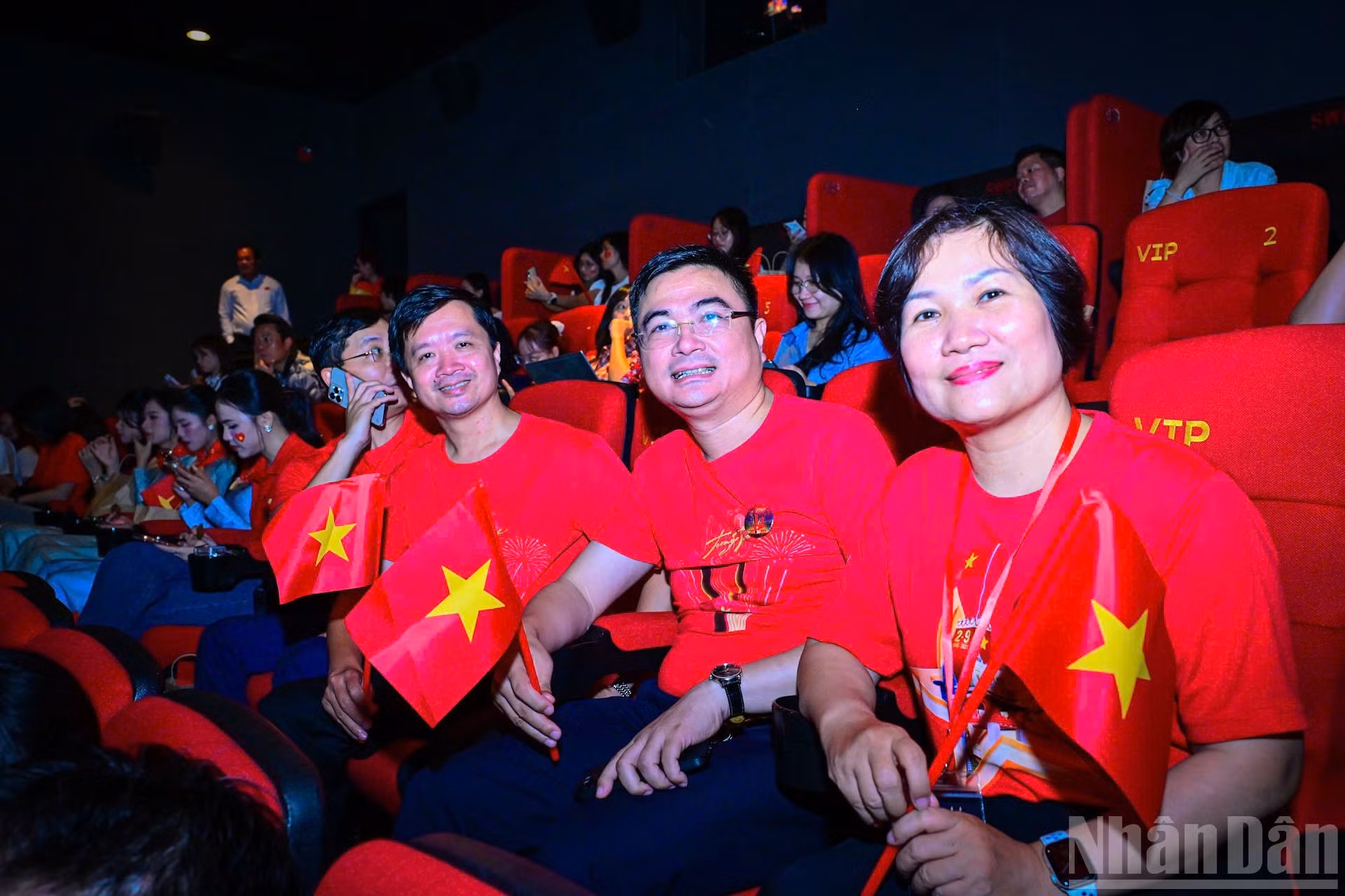 El color rojo de la bandera nacional tiñe la sala del evento.