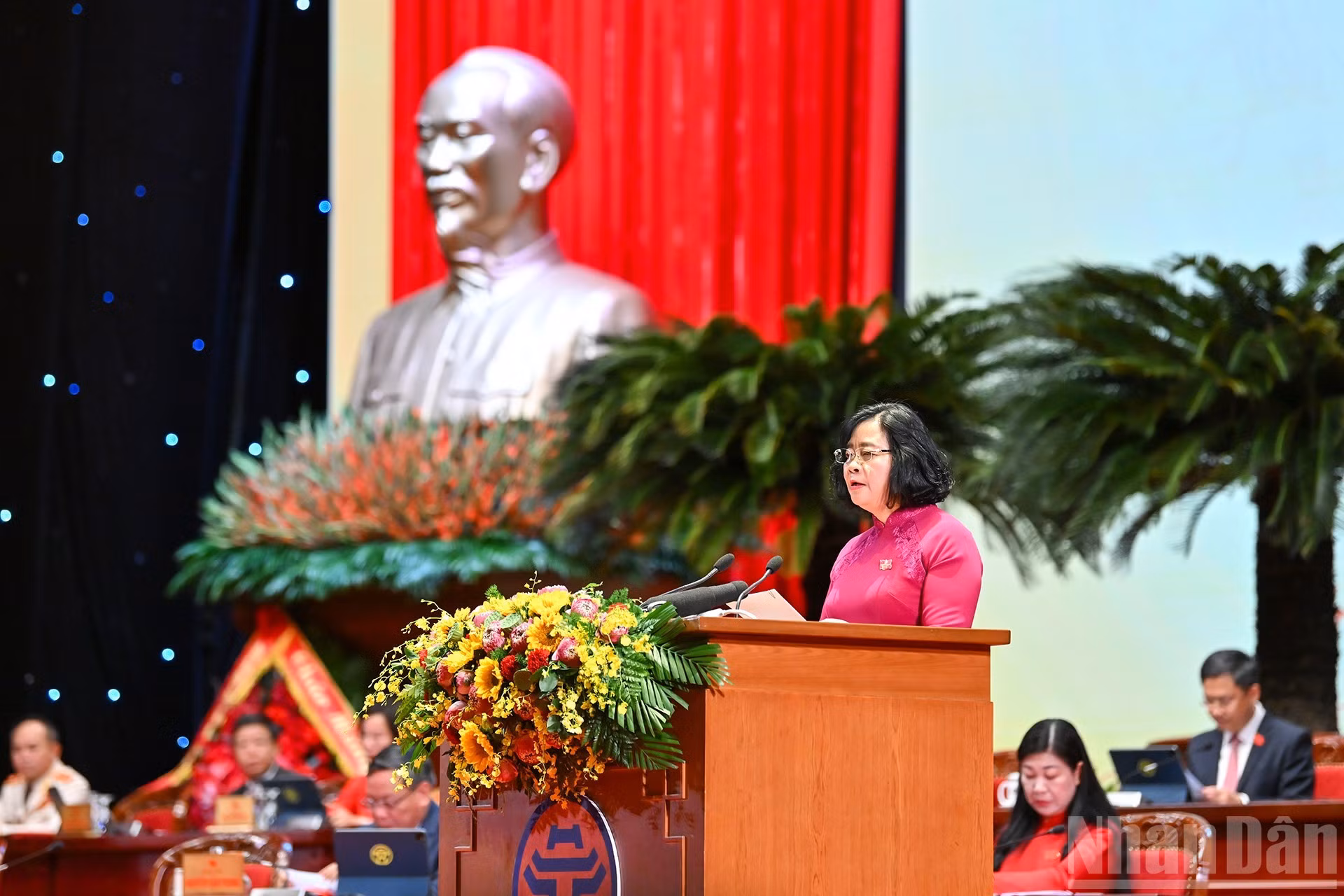 La secretaria del Comité del PCV en Hanói, Bui Thi Minh Hoai, pronuncia el discurso inaugural de la asamblea.