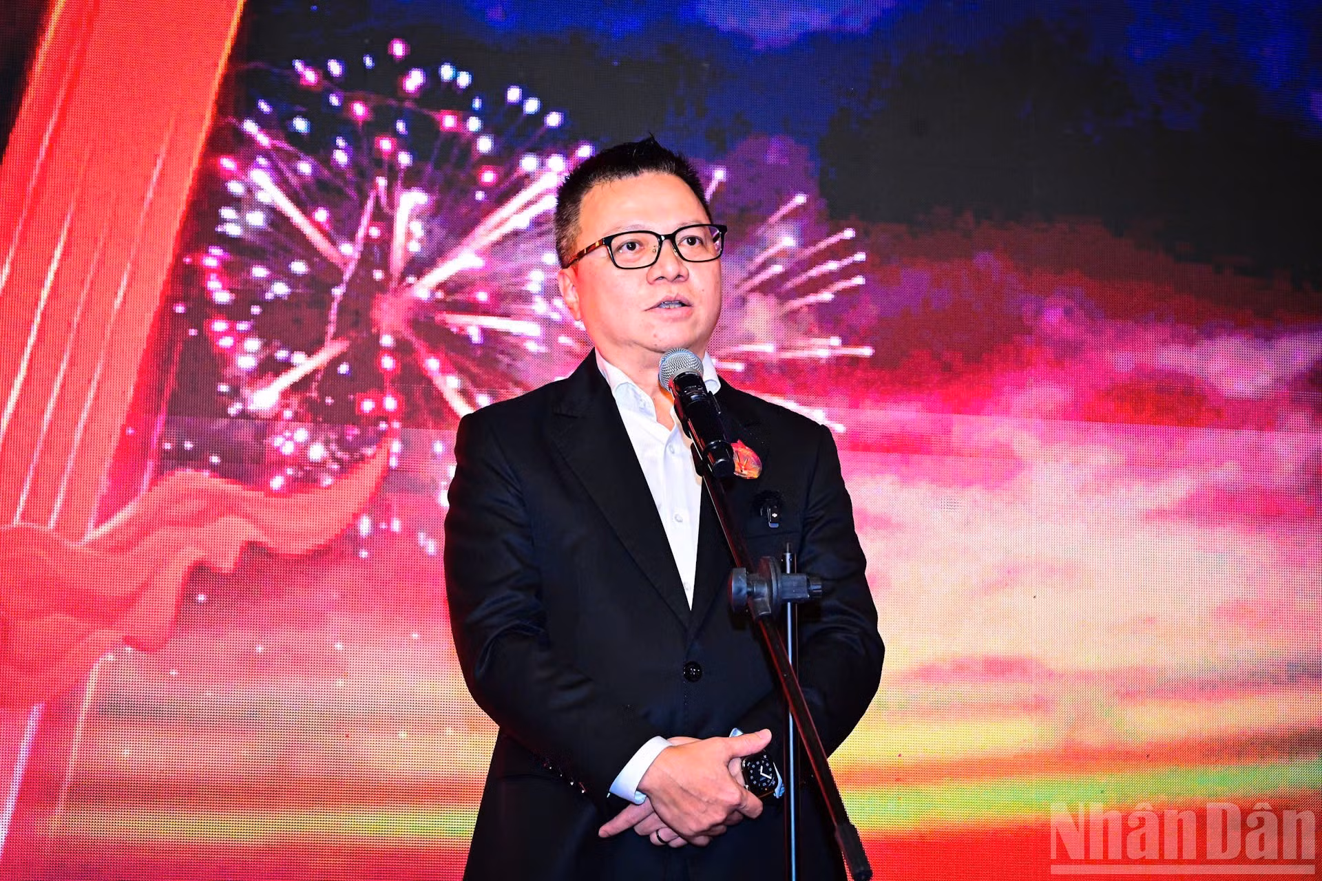Según Le Quoc Minh, miembro del Comité Central del Partido Comunista de Vietnam, presidente-editor de Nhan Dan, subjefe de la Comisión de Propaganda y Movilización de Masas del Comité Central del Partido y titular de la Asociación de Periodistas del país, la película no solo es una narración del concierto “La Patria en el corazón”, sino también una muestra de gratitud a la Patria y a los valores sagrados de la nación.