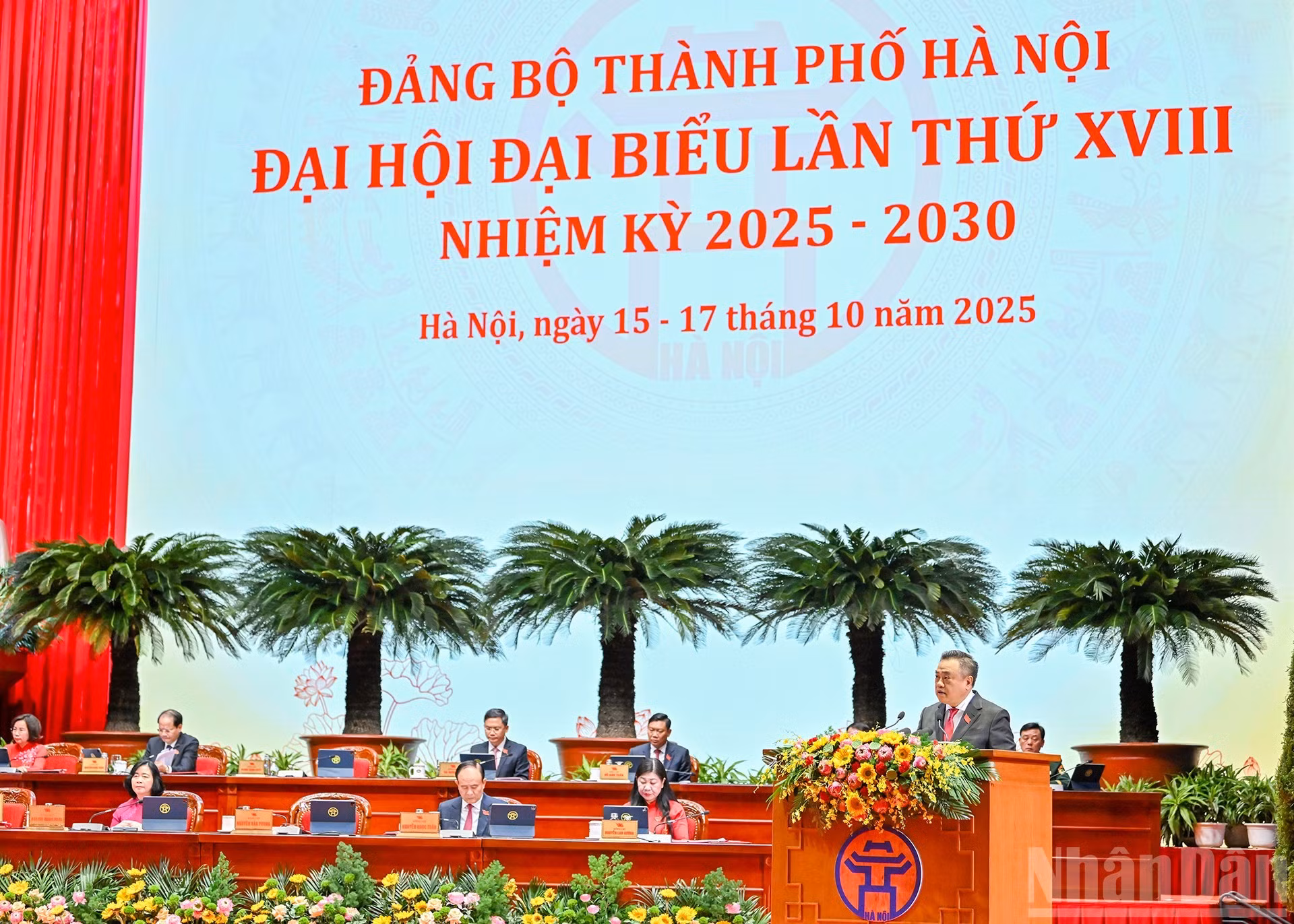 El presidente del Comité Popular de Hanói, Tran Sy Thanh, expone el Informe de Autocrítica del Buró Ejecutivo del Comité del PCV en Hanói del XVII mandato.