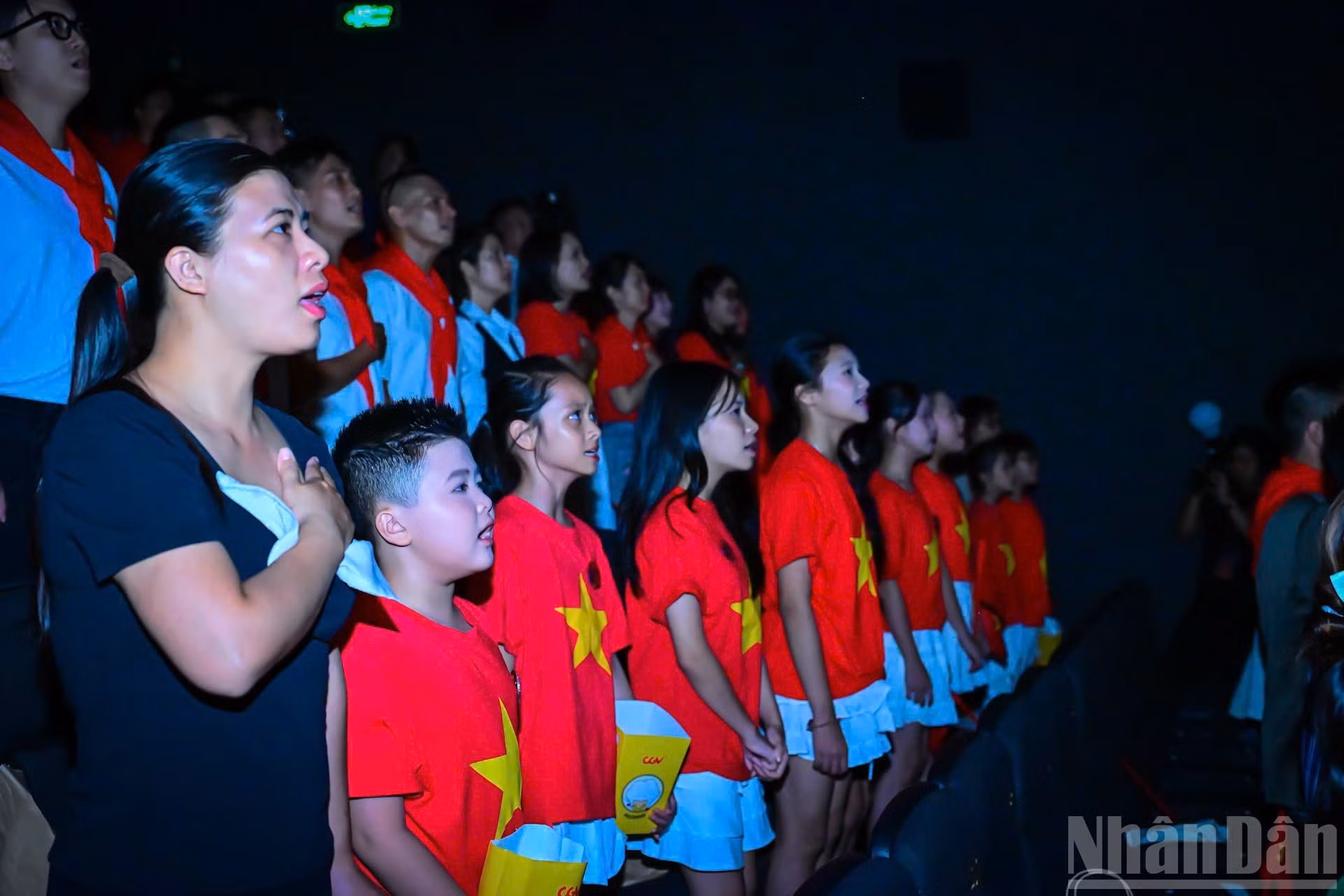 Los espectadores entonan el himno nacional.