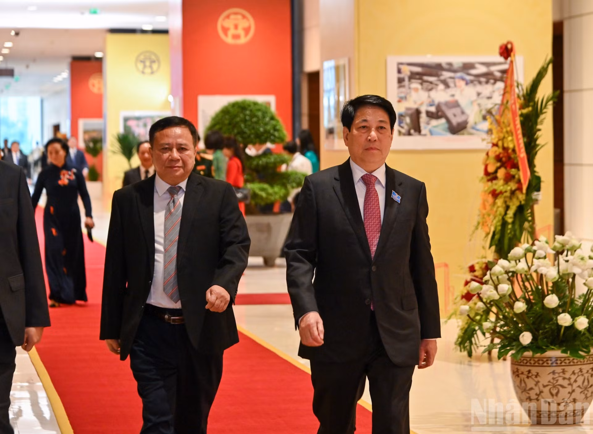 El presidente de Vietnam, Luong Cuong (derecha), asiste a la asamblea.