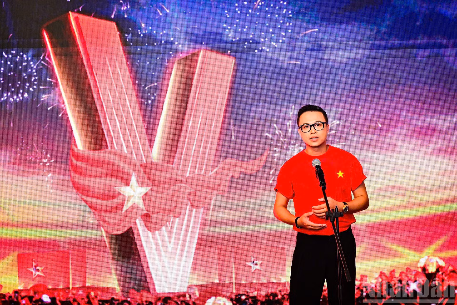 El director del concierto “La Patria en el corazón”, Dang Le Minh Tri, habla en el acto.