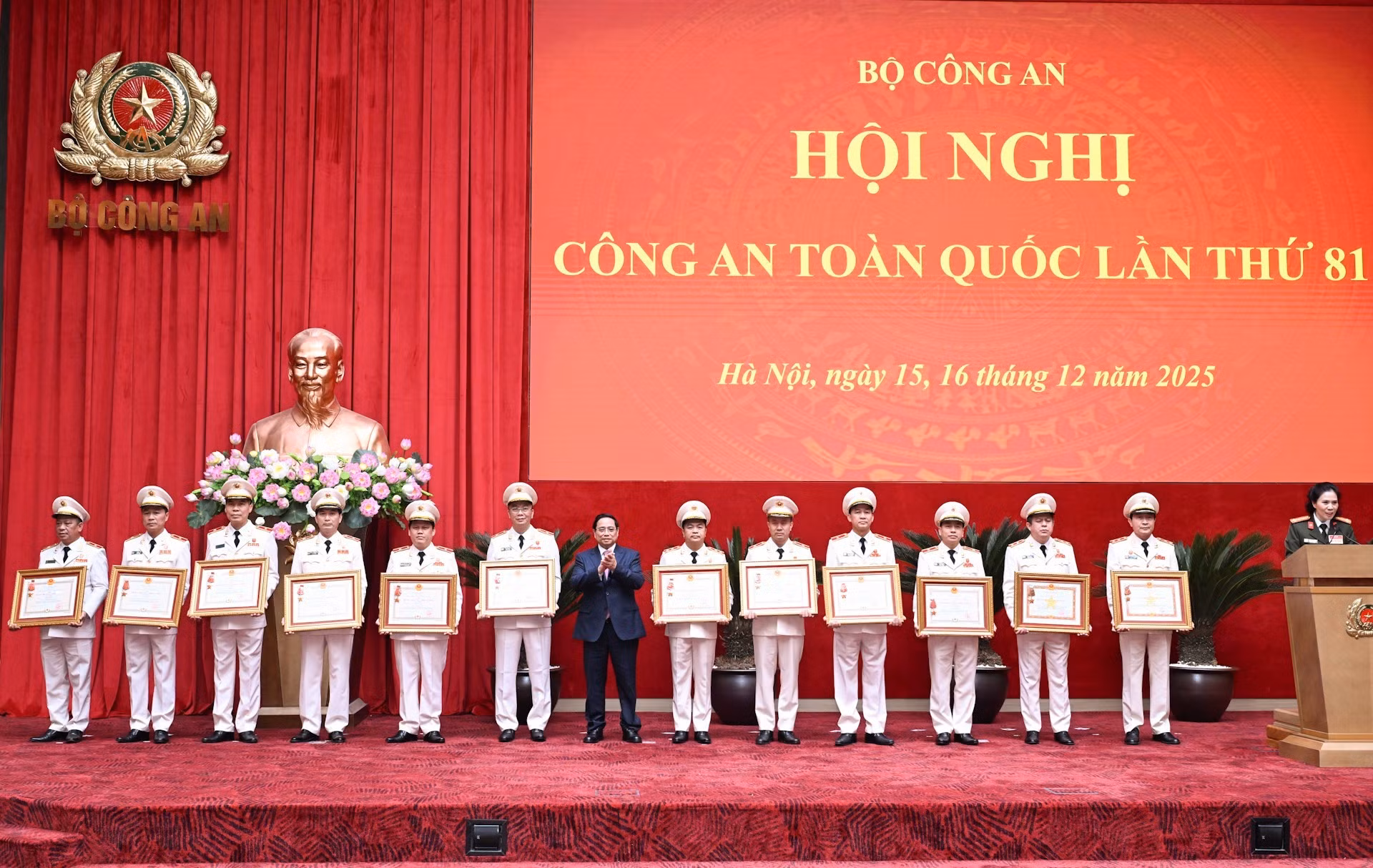 El premier Pham Minh Chinh otorga la Orden de Mérito Militar de segunda clase y la Orden de Hazañas de primera clase a los merecedores.