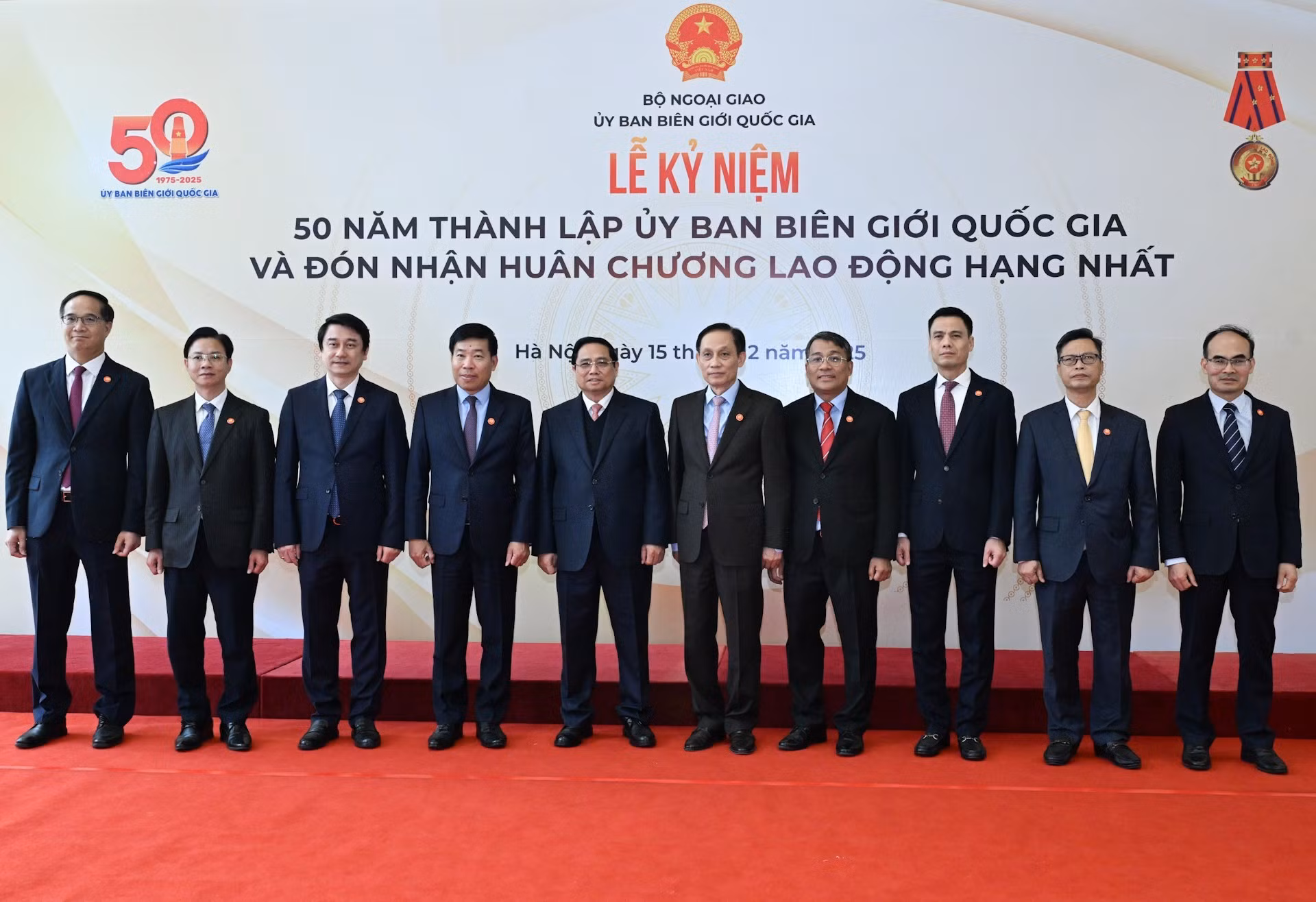 El primer ministro Pham Minh Chinh posa junto a delegados al acto.