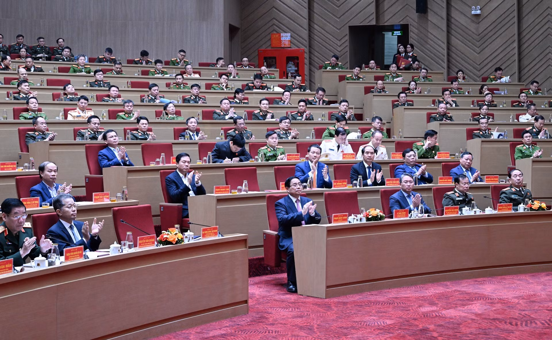 El premier Pham Minh Chinh y delegados a la conferencia.