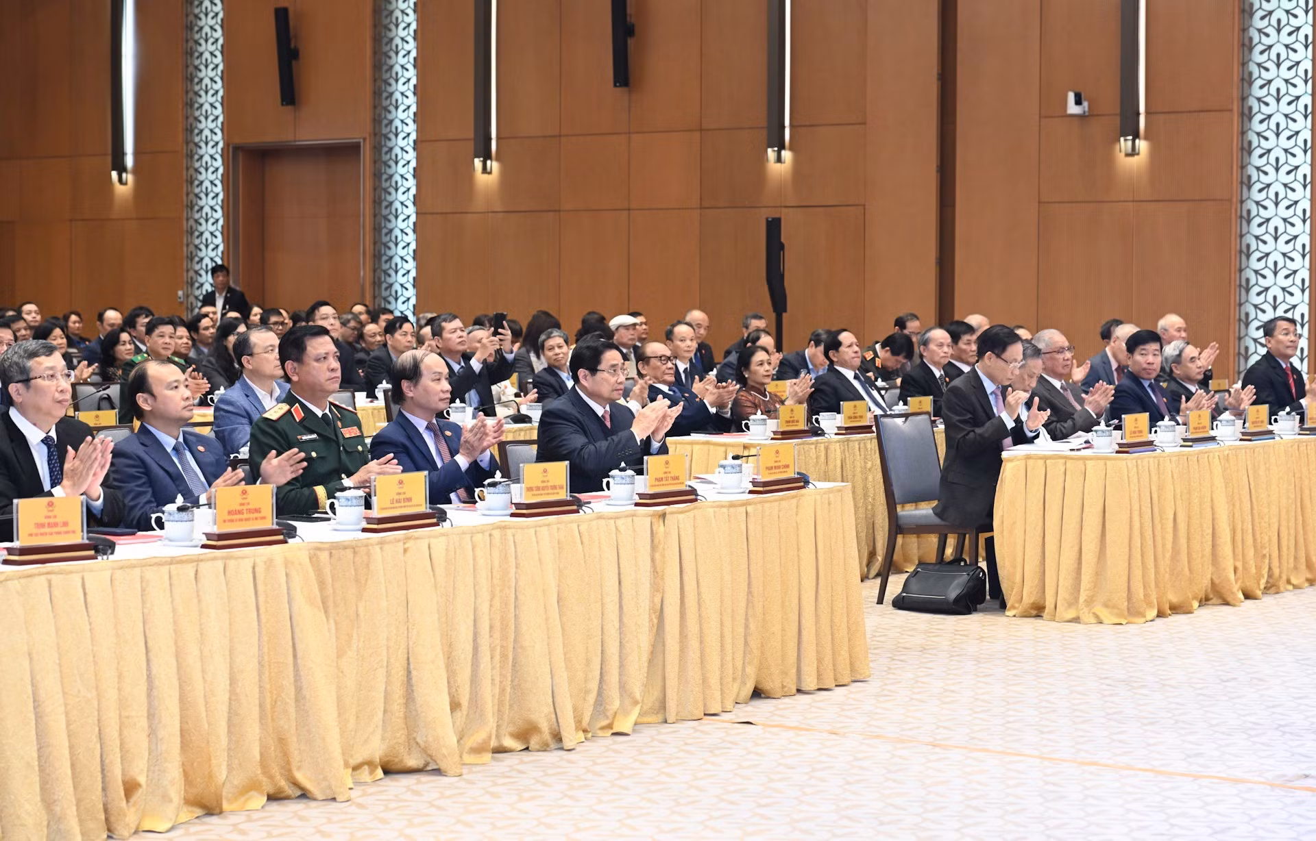 El premier Pham Minh Chinh y delegados a la ceremonia.