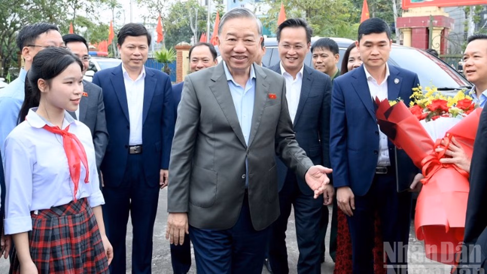 [Foto] Líder partidista de Vietnam se reúne con votantes de Hung Yen