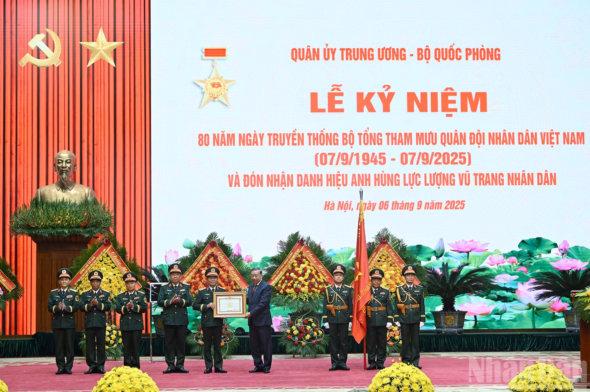 El secretario general del Partido, To Lam, otorga el título “Héroe de las Fuerzas Armadas Populares” al Estado Mayor General del Ejército Popular de Vietnam.